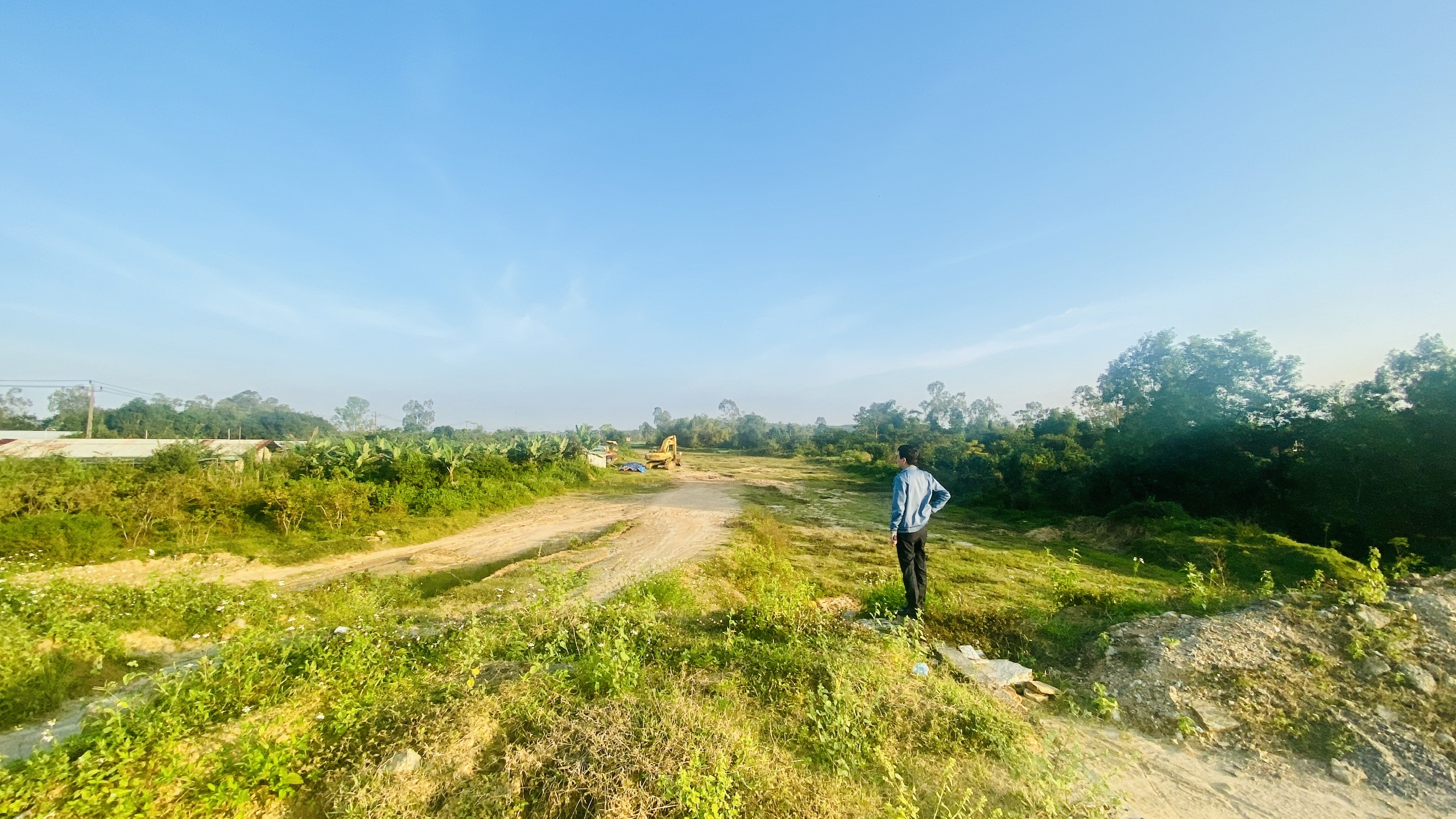 Cầu Quảng Đà hoàn thiện một năm nhưng vẫn chưa đi lại được vì thiếu đường dẫn