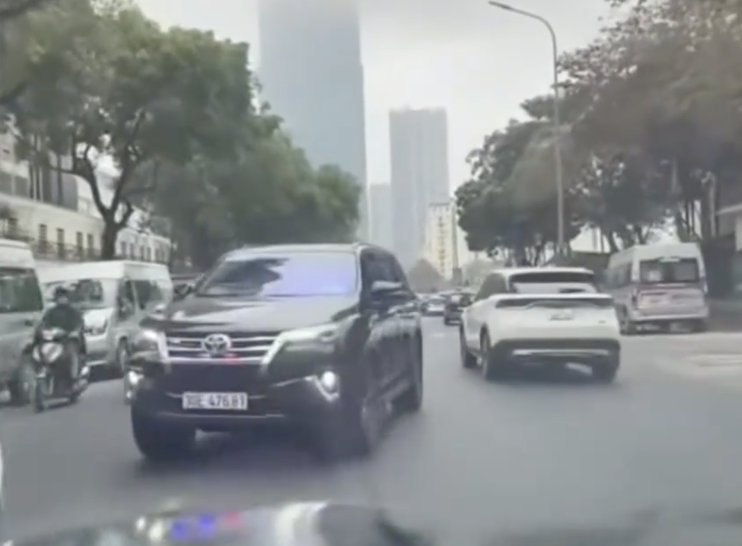 Tài xế tự ý lắp đèn LED xanh - đỏ bị xử phạt