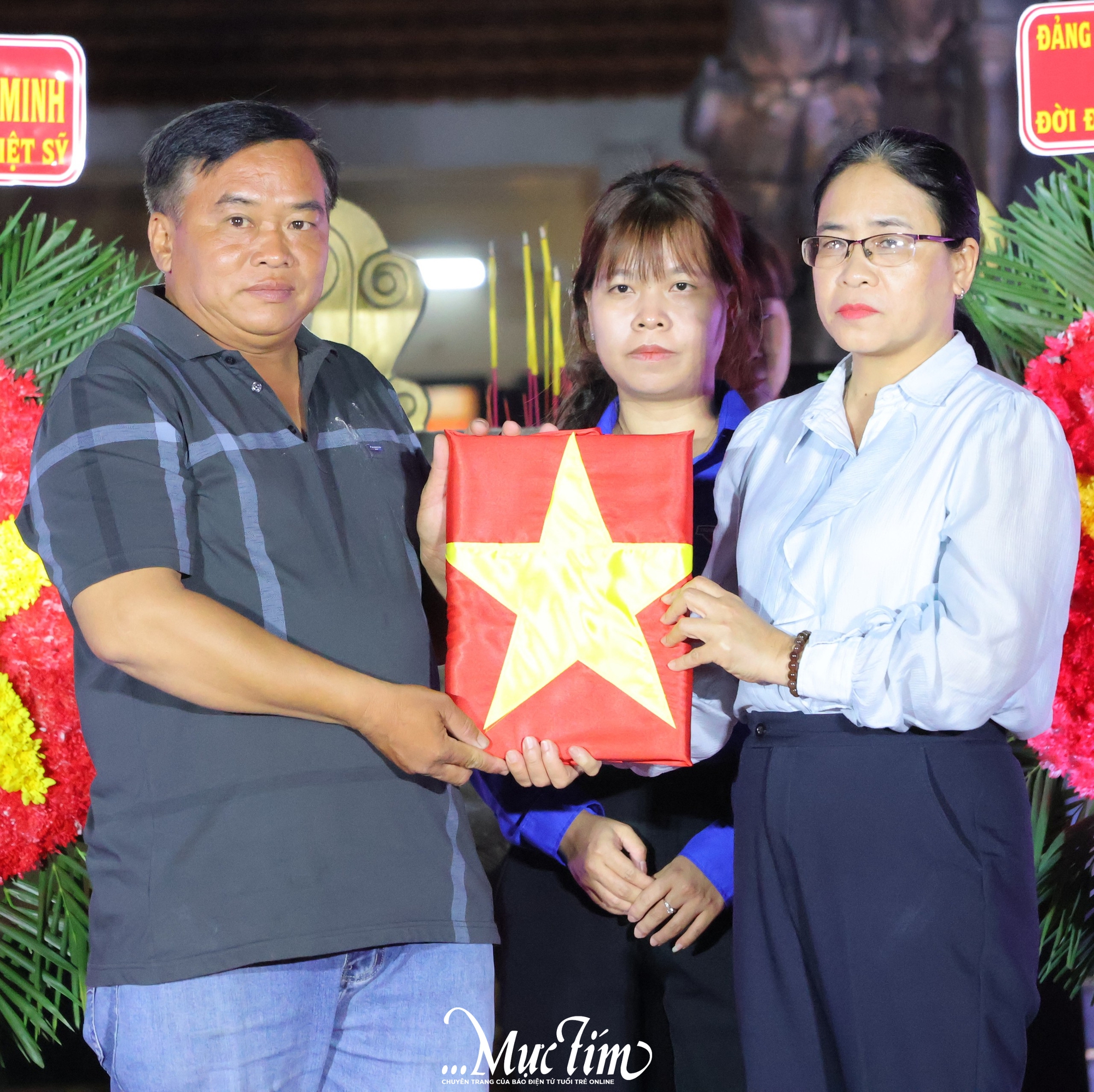 Tuổi trẻ TP.HCM trao tặng 19 di ảnh Mẹ Việt Nam anh hùng, liệt sĩ tại xã Vĩnh Lộc- Ảnh 5.