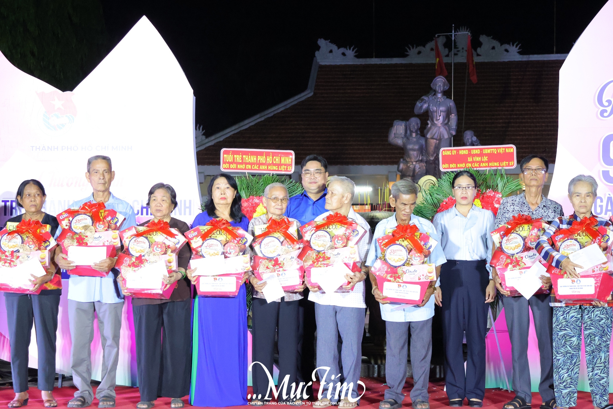 Tuổi trẻ TP.HCM trao tặng 19 di ảnh Mẹ Việt Nam anh hùng, liệt sĩ tại xã Vĩnh Lộc- Ảnh 6.