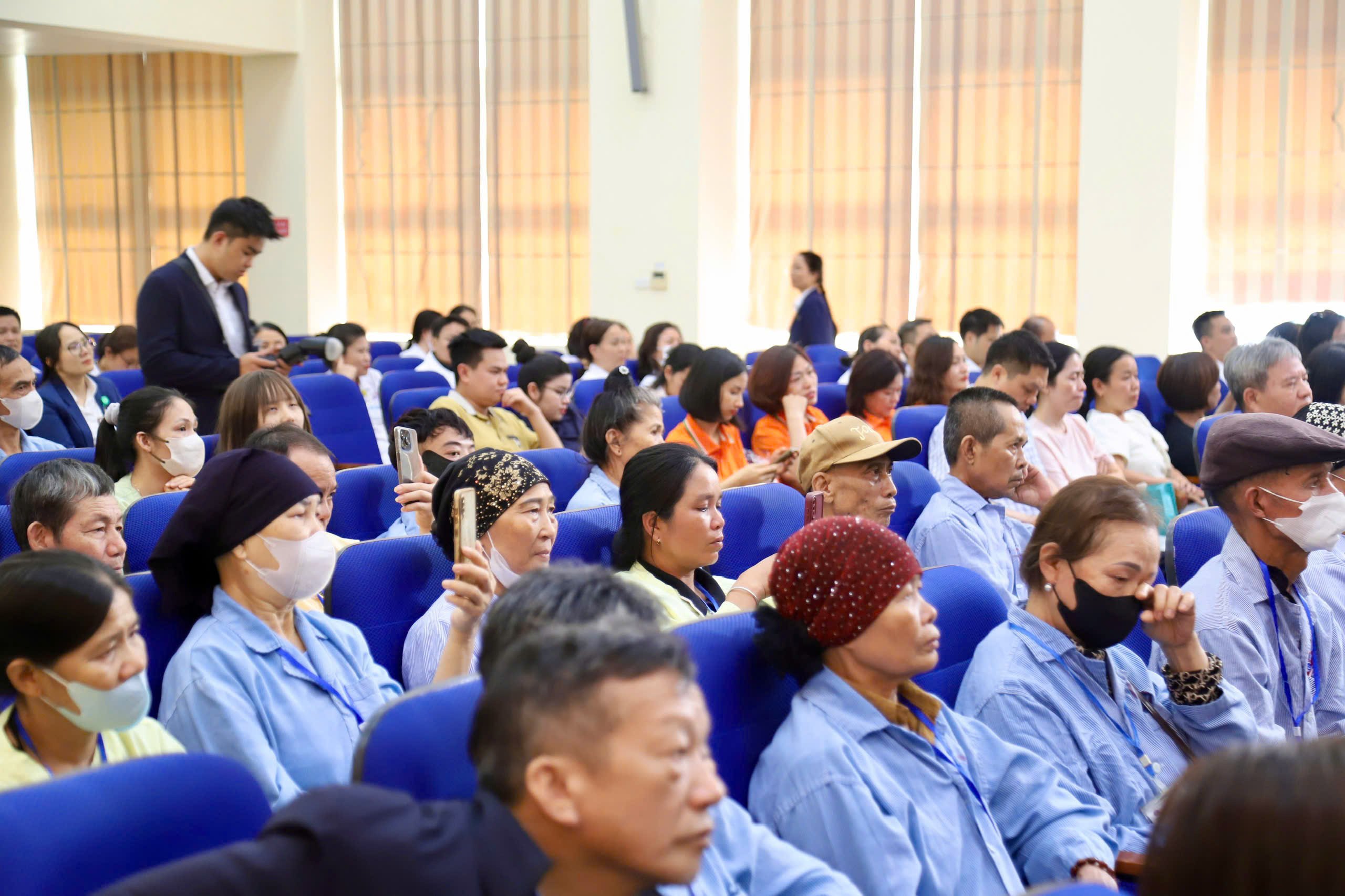 Một ngày ở 'khu phố' bệnh viện điều trị ung thư - Ảnh 1.