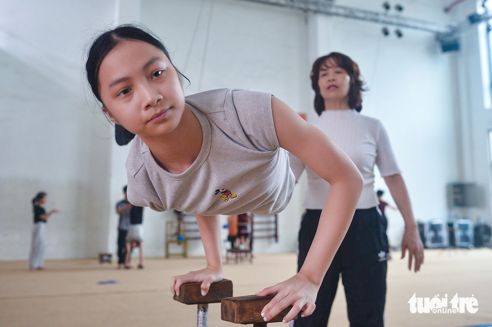 Young Vietnamese embrace high-risk circus careers despite challenges- Ảnh 3. Young Vietnamese embrace high-risk circus careers despite challenges- Ảnh 3.