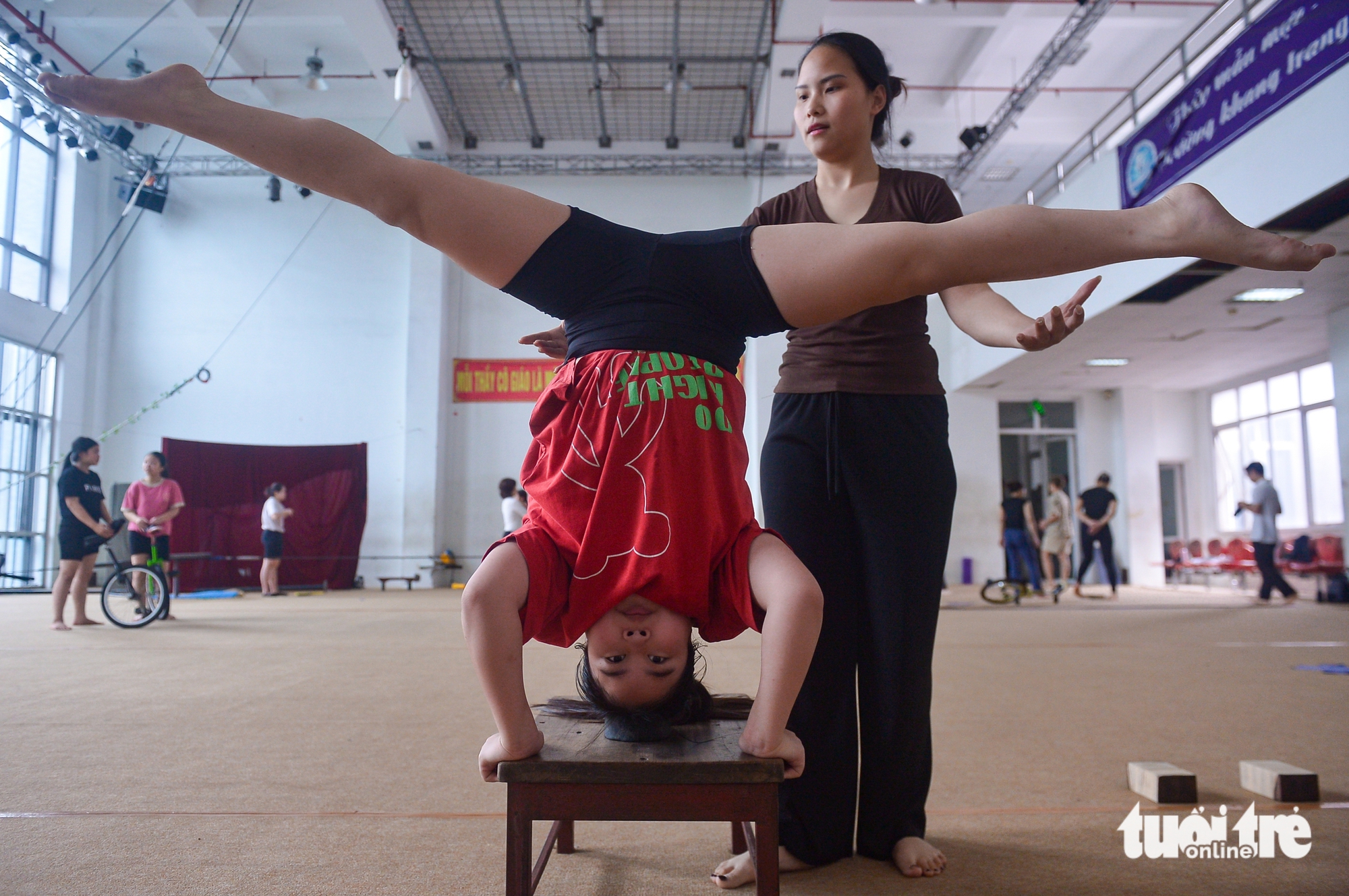 Young Vietnamese embrace high-risk circus careers despite challenges- Ảnh 7. Young Vietnamese embrace high-risk circus careers despite challenges- Ảnh 7.
