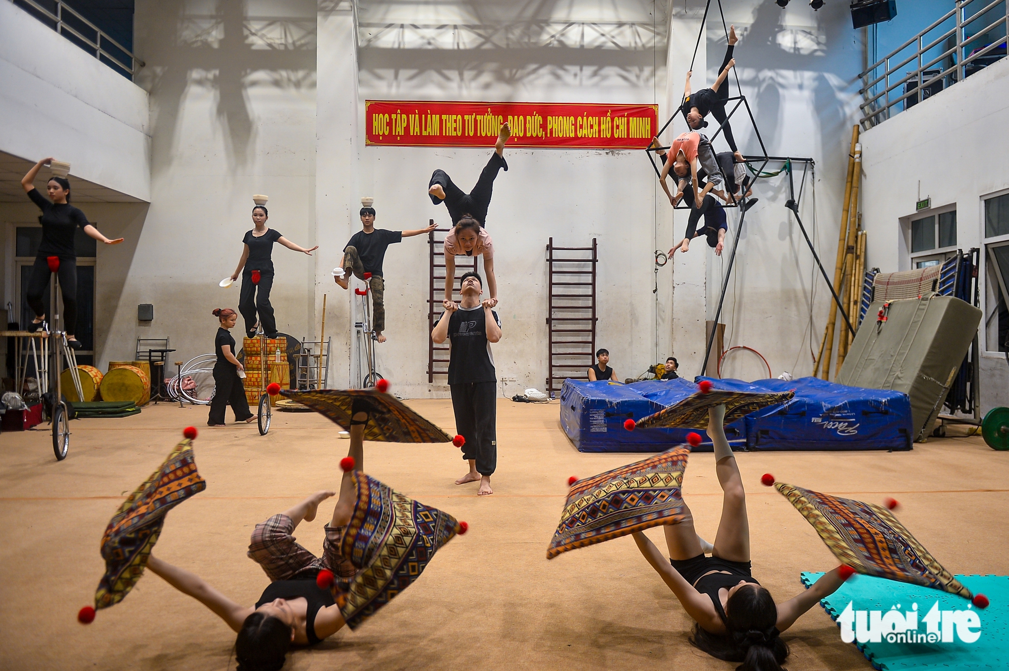 Young Vietnamese embrace high-risk circus careers despite challenges- Ảnh 6. Young Vietnamese embrace high-risk circus careers despite challenges- Ảnh 6.