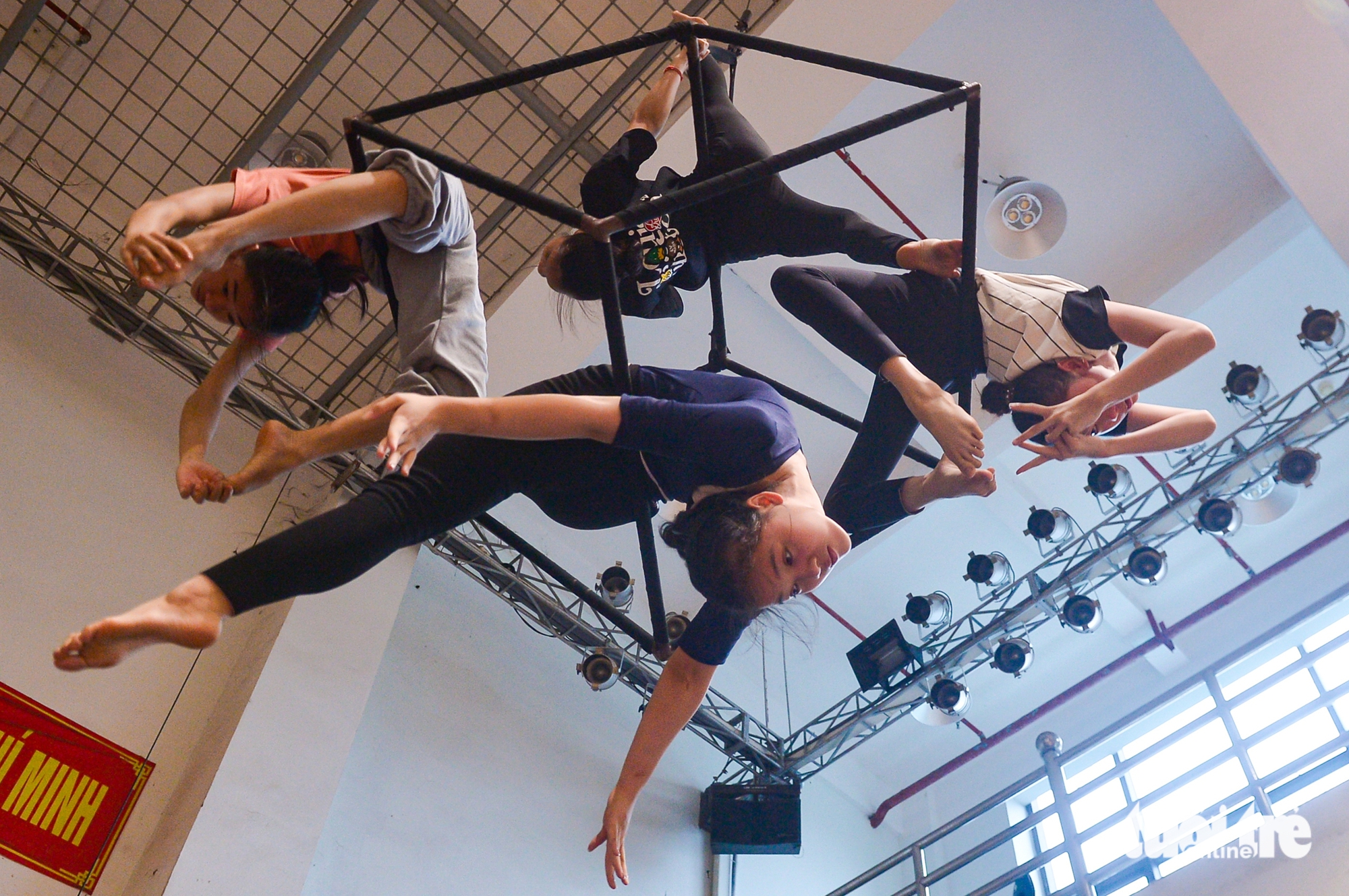 Young Vietnamese embrace high-risk circus careers despite challenges- Ảnh 1. Young Vietnamese embrace high-risk circus careers despite challenges- Ảnh 1.