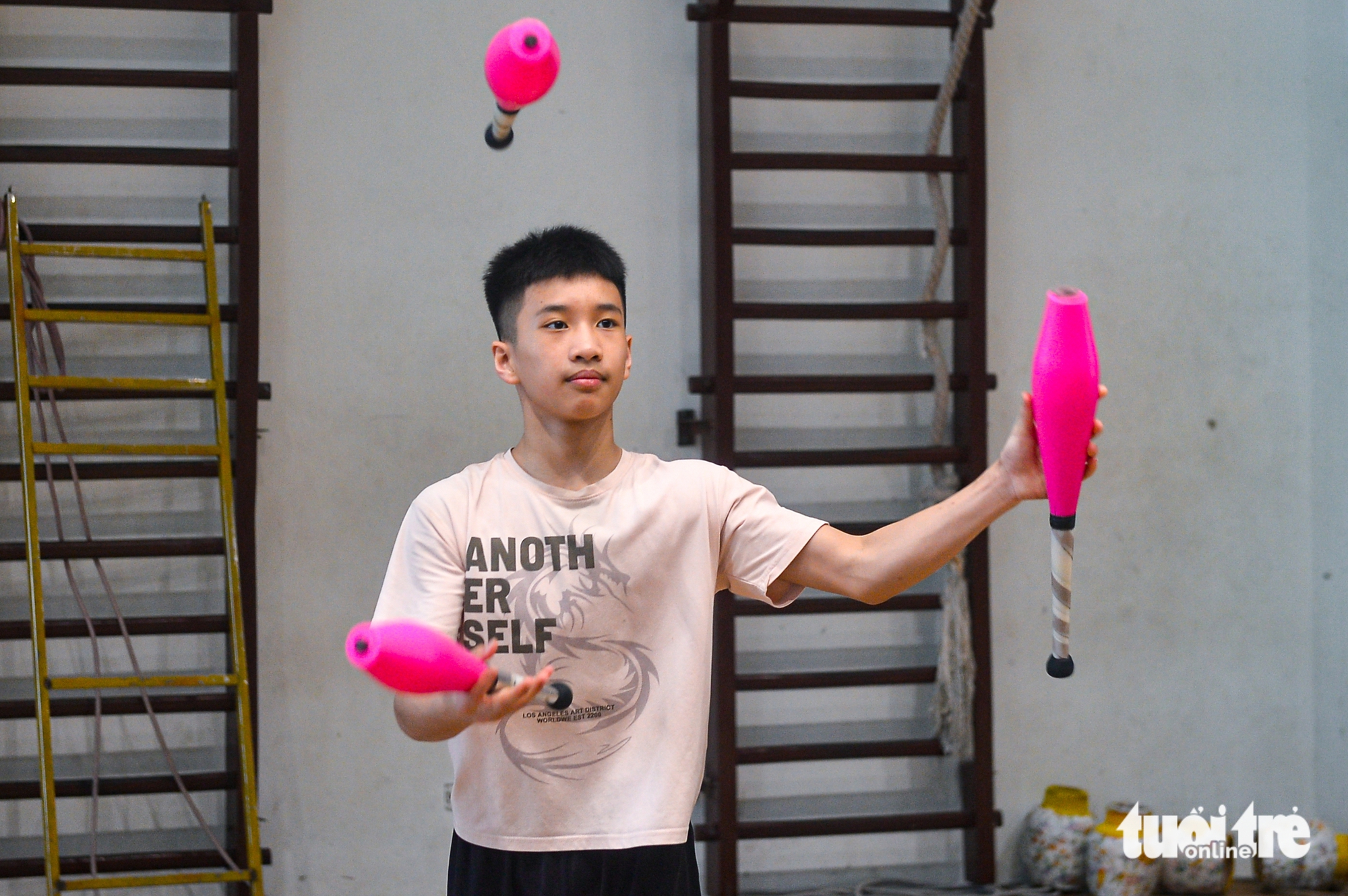 Young Vietnamese embrace high-risk circus careers despite challenges- Ảnh 8. Young Vietnamese embrace high-risk circus careers despite challenges- Ảnh 8.