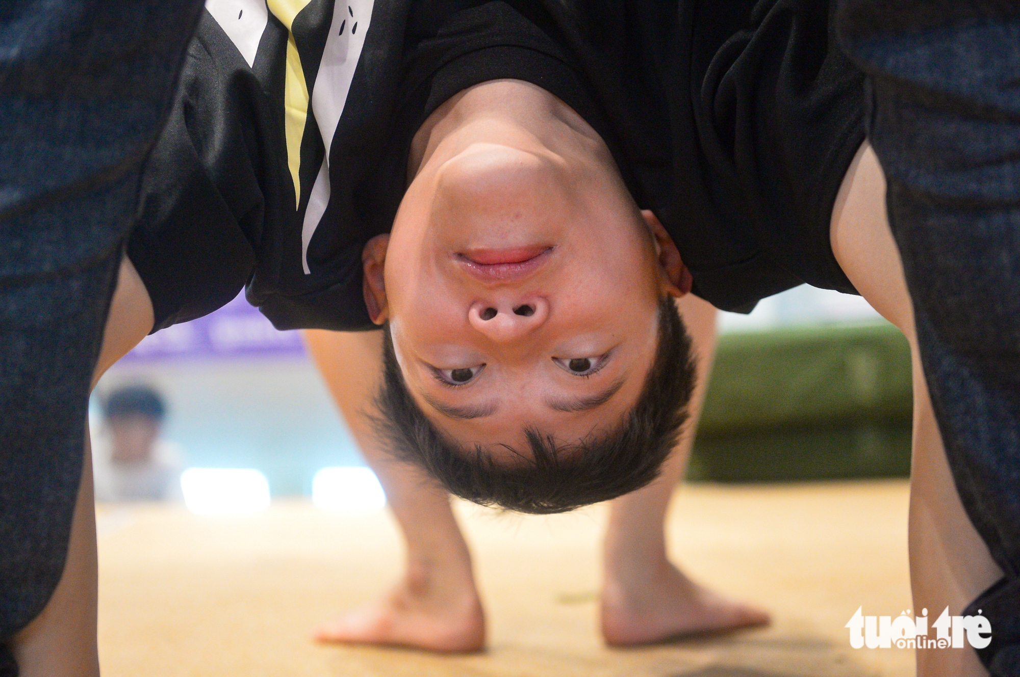 Young Vietnamese embrace high-risk circus careers despite challenges- Ảnh 10. Young Vietnamese embrace high-risk circus careers despite challenges- Ảnh 10.