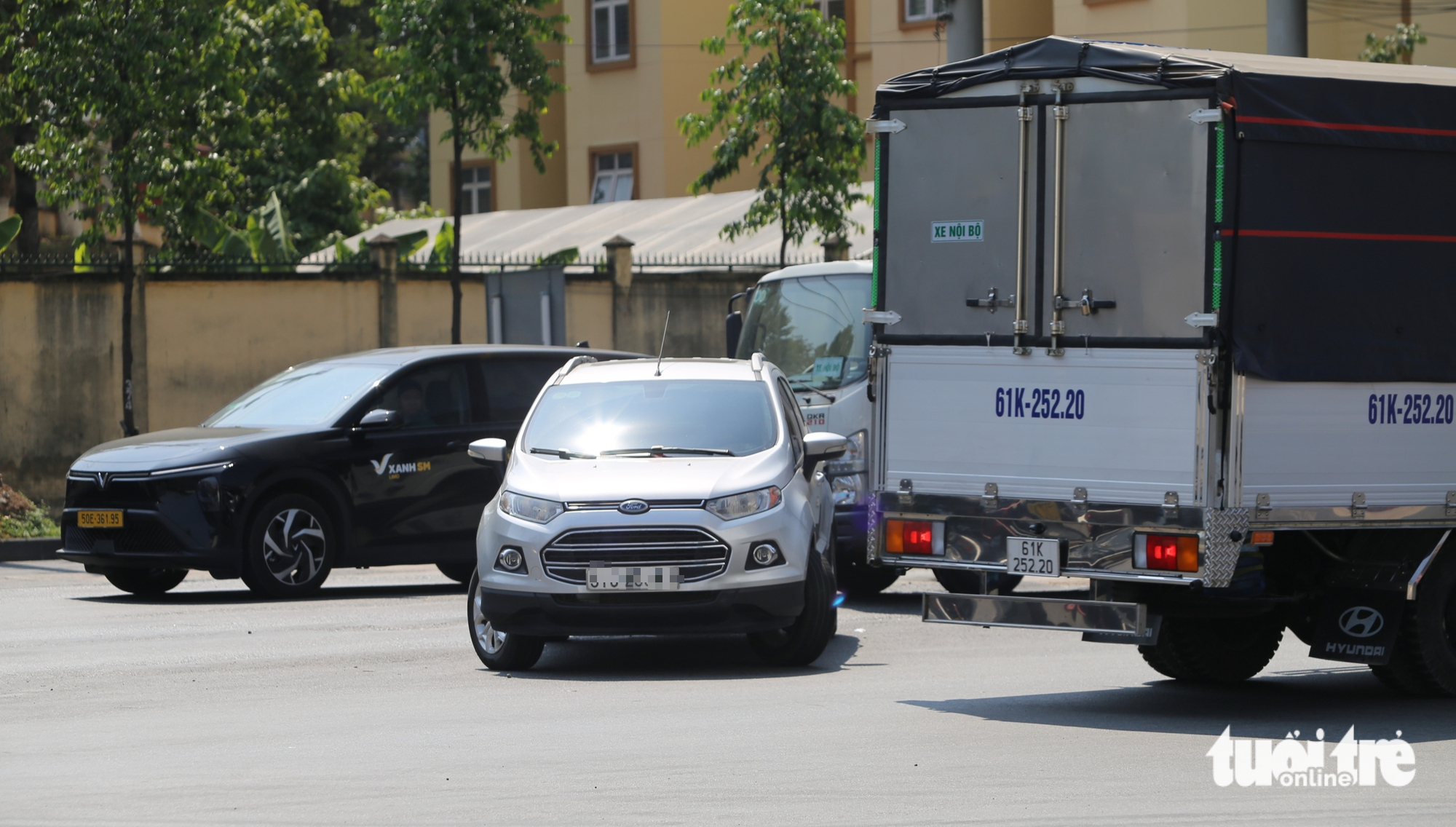 Bất chấp biển cấm, nhiều tài xế vẫn quay đầu, rẽ trái sai quy định tại trạm thu phí cầu Phú Cường - Ảnh 1.