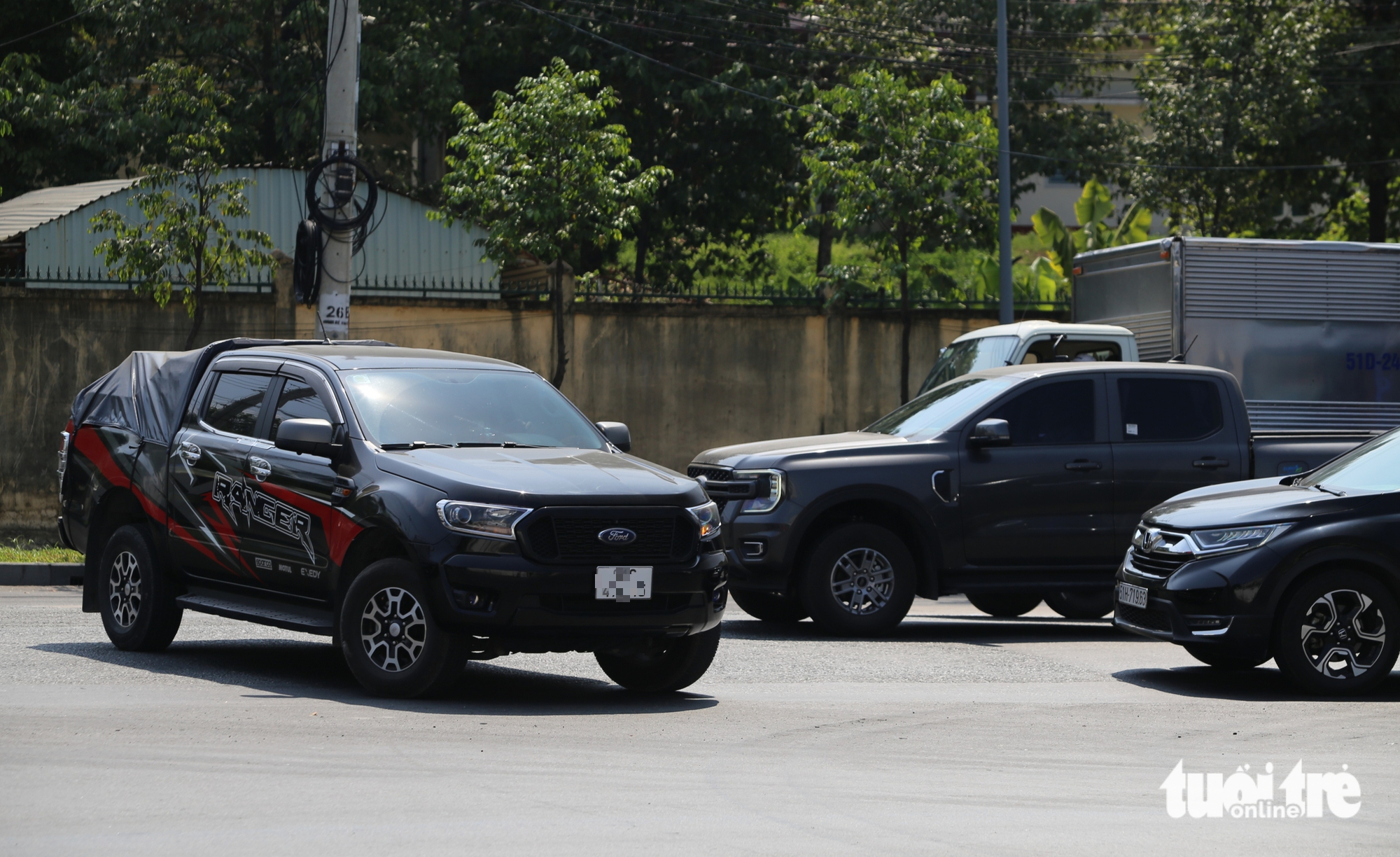 Bất chấp biển cấm, nhiều tài xế vẫn quay đầu, rẽ trái sai quy định tại trạm thu phí cầu Phú Cường - Ảnh 2.