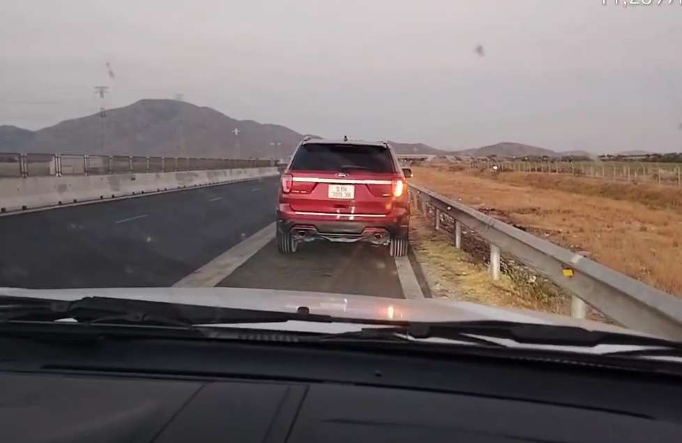 Kiểm tra tài xế dừng xe sai quy định trên cao tốc phát hiện thêm nhiều lỗi, phạt 77 triệu đồng - Ảnh 1.