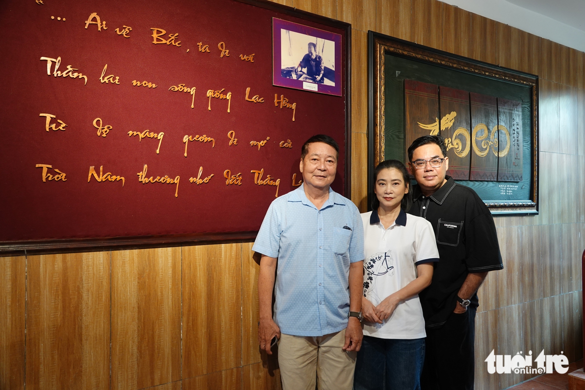 Tú Sương xúc động thăm mộ vợ chồng thi tướng Huỳnh Văn Nghệ - Ảnh 4.