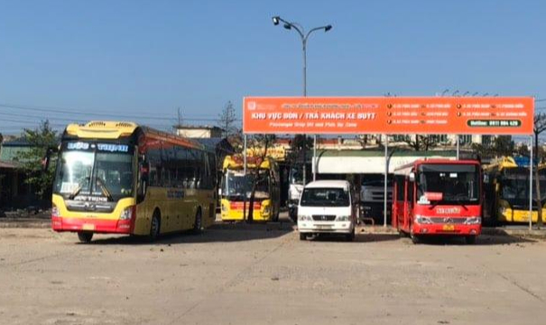 Huế sẽ thu phí đỗ xe không dùng tiền mặt tại bến xe, bãi đỗ xe - Ảnh 1.