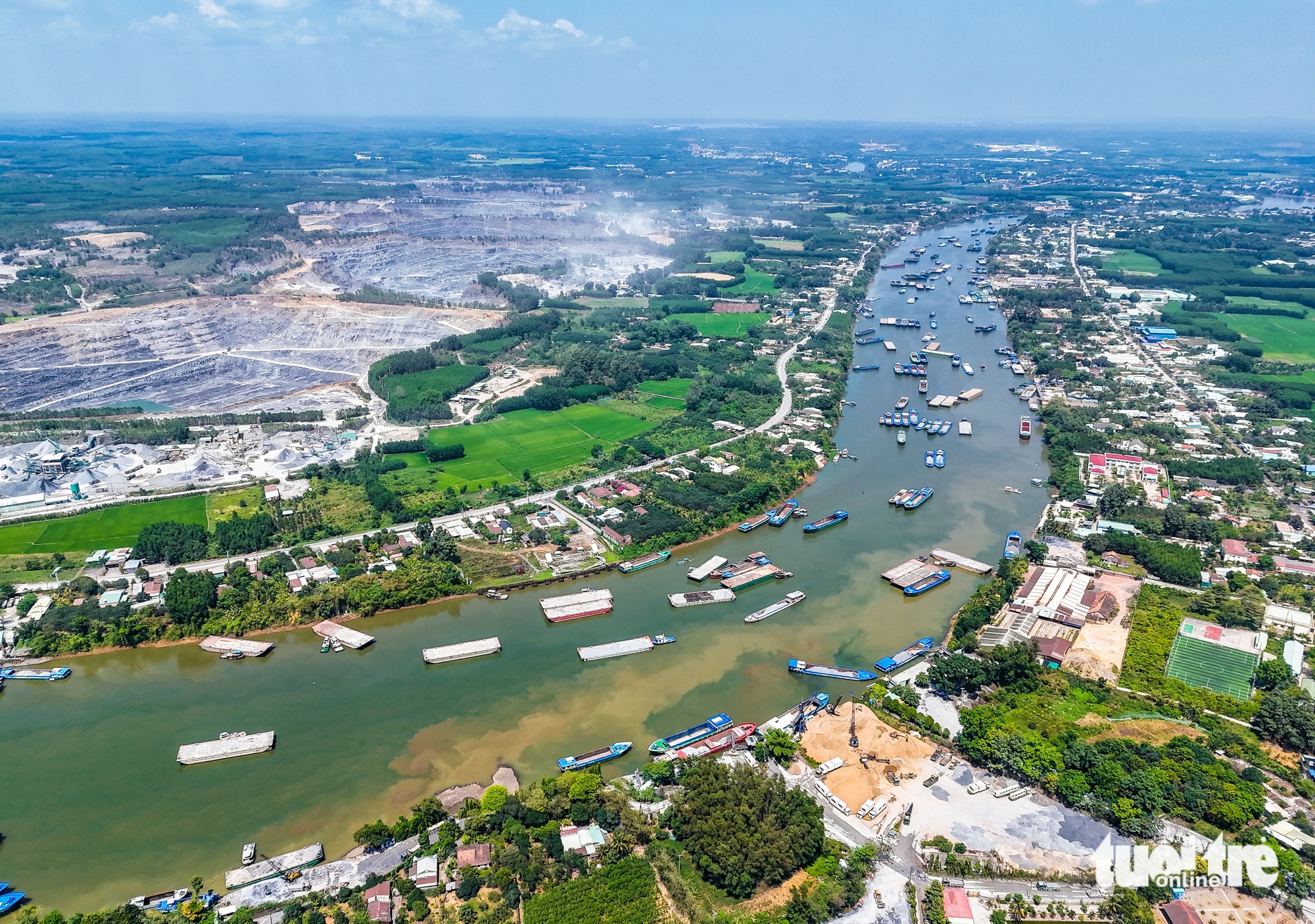 Ngày đêm trên sông, theo sà lan chở đá về vành đai 3 TP.HCM trong 'cơn sốt' - Ảnh 1.