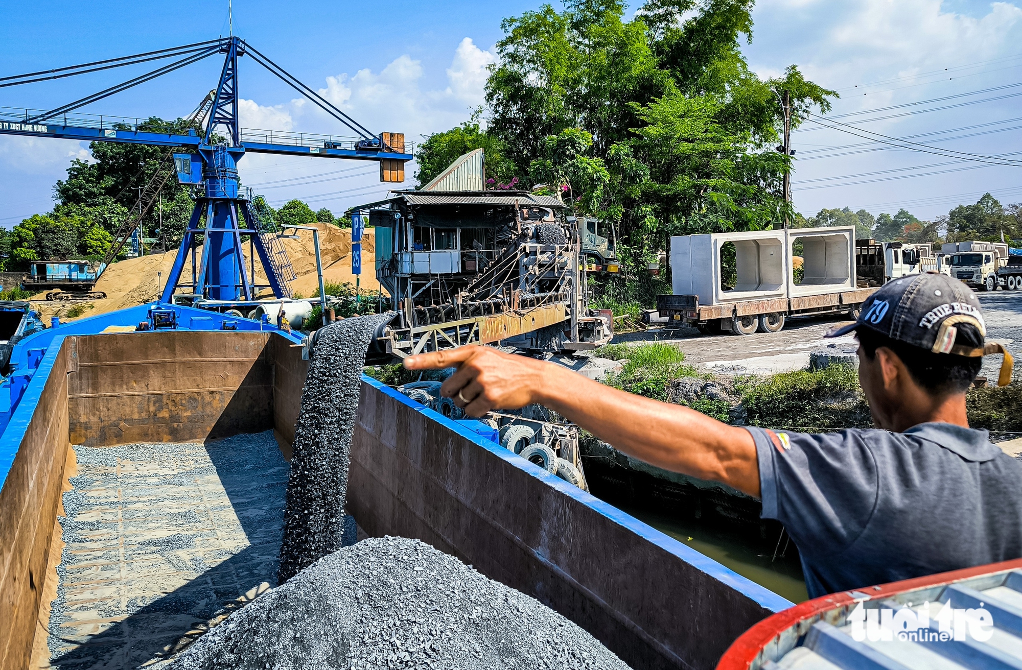 Ngày đêm trên sông, theo sà lan chở đá về vành đai 3 TP.HCM trong 'cơn sốt' - Ảnh 4.