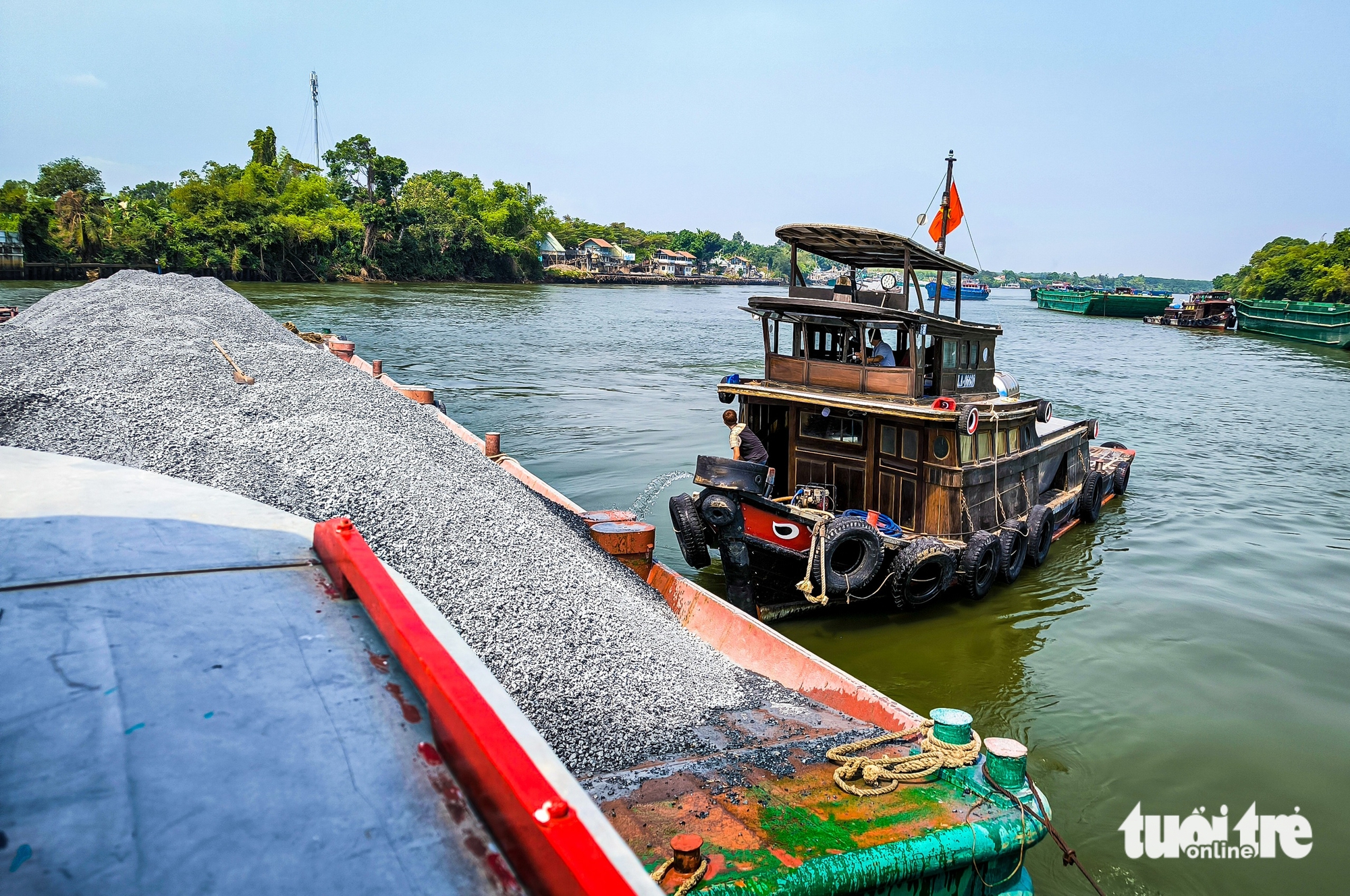 Ngày đêm trên sông, theo sà lan chở đá về vành đai 3 TP.HCM trong 'cơn sốt' - Ảnh 5.