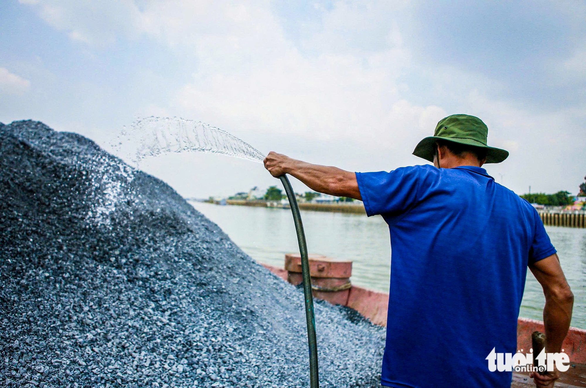 Ngày đêm trên sông, theo sà lan chở đá về vành đai 3 TP.HCM trong 'cơn sốt' - Ảnh 7.