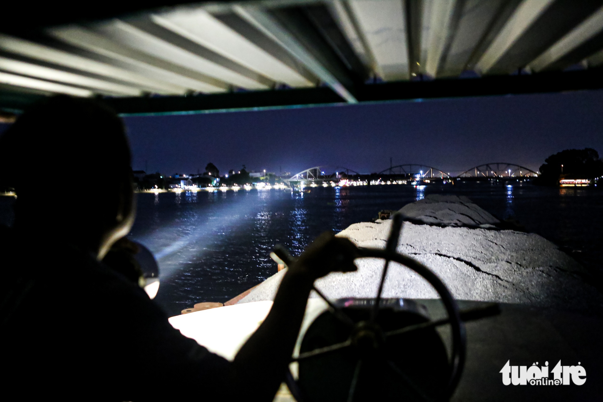 Ngày đêm trên sông, theo sà lan chở đá về vành đai 3 TP.HCM trong 'cơn sốt' - Ảnh 15.