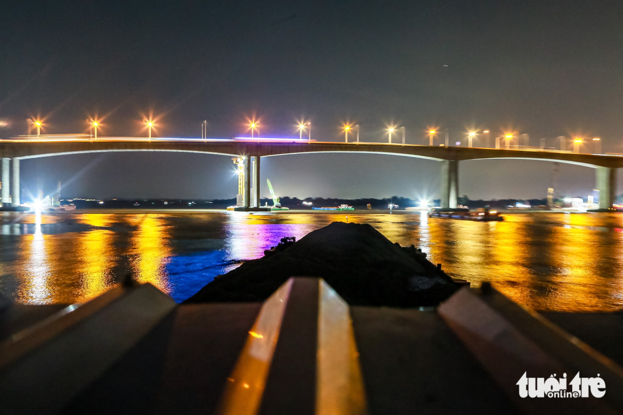 Ngày đêm trên sông, theo sà lan chở đá về vành đai 3 TP.HCM trong 'cơn sốt' - Ảnh 18.