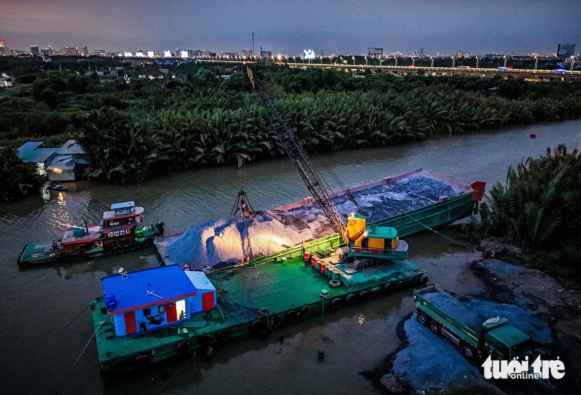 Ngày đêm trên sông, theo sà lan chở đá về vành đai 3 TP.HCM trong 'cơn sốt' - Ảnh 23.