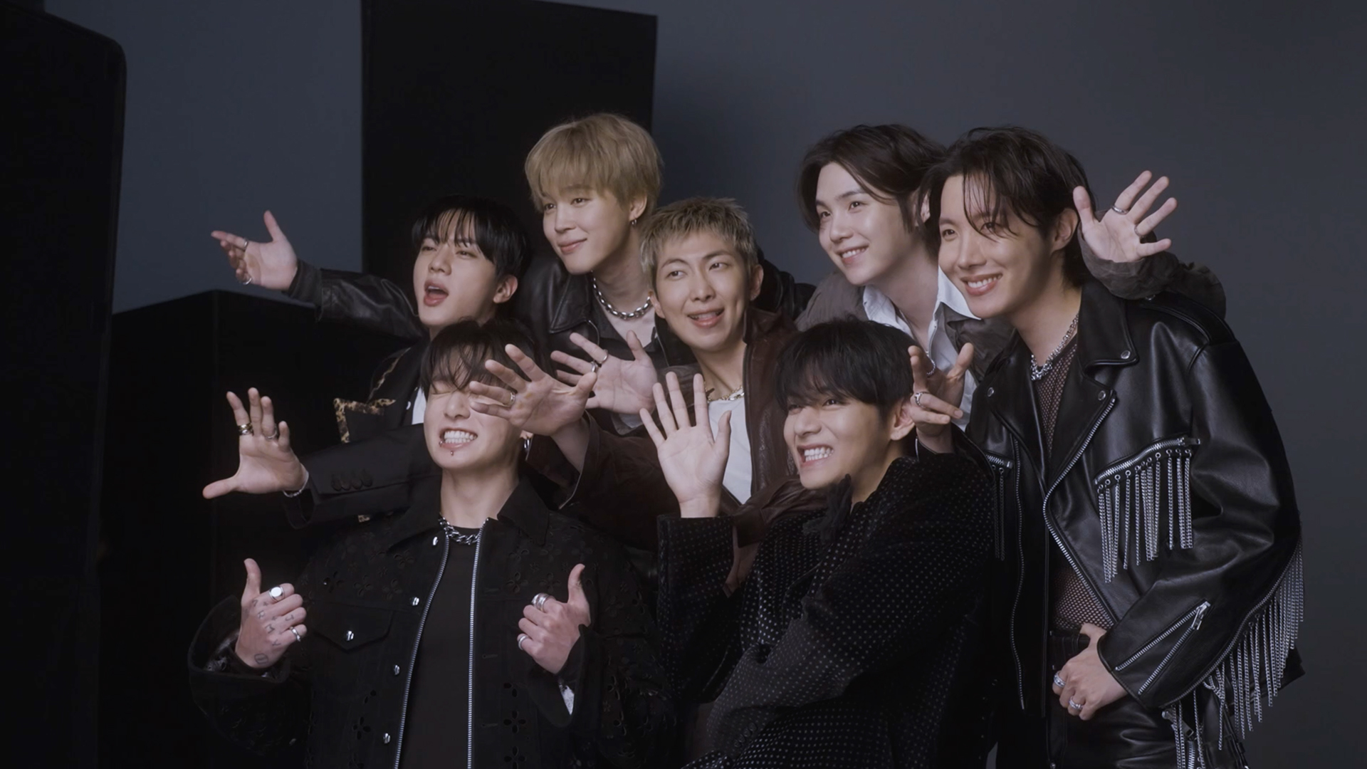 Lý do Jin (BTS) không có tên trong phần credit của album Arirang
