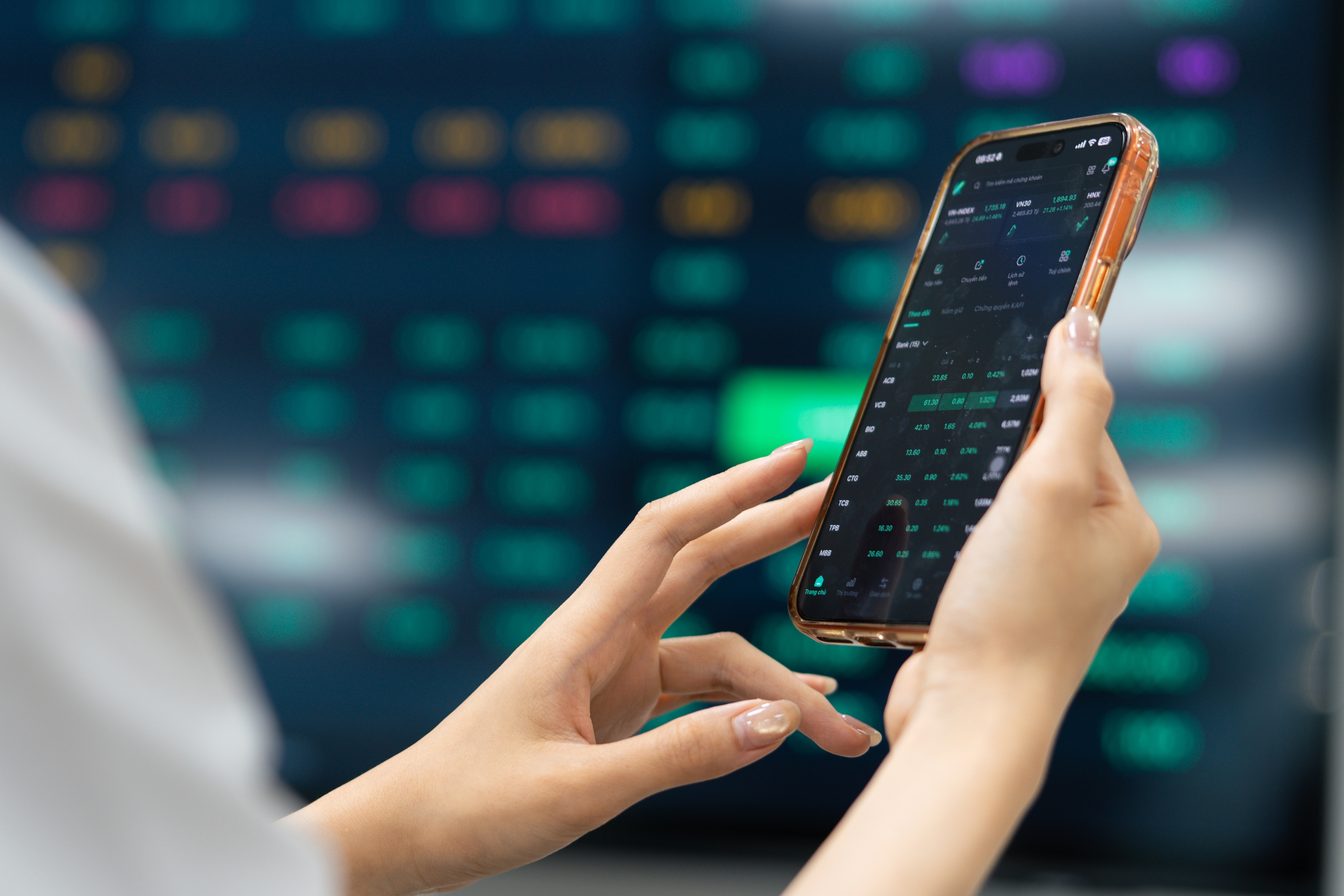 Hơn 570 cổ phiếu tăng giá, VN-Index hồi phục hơn 43 điểm - Ảnh 1.