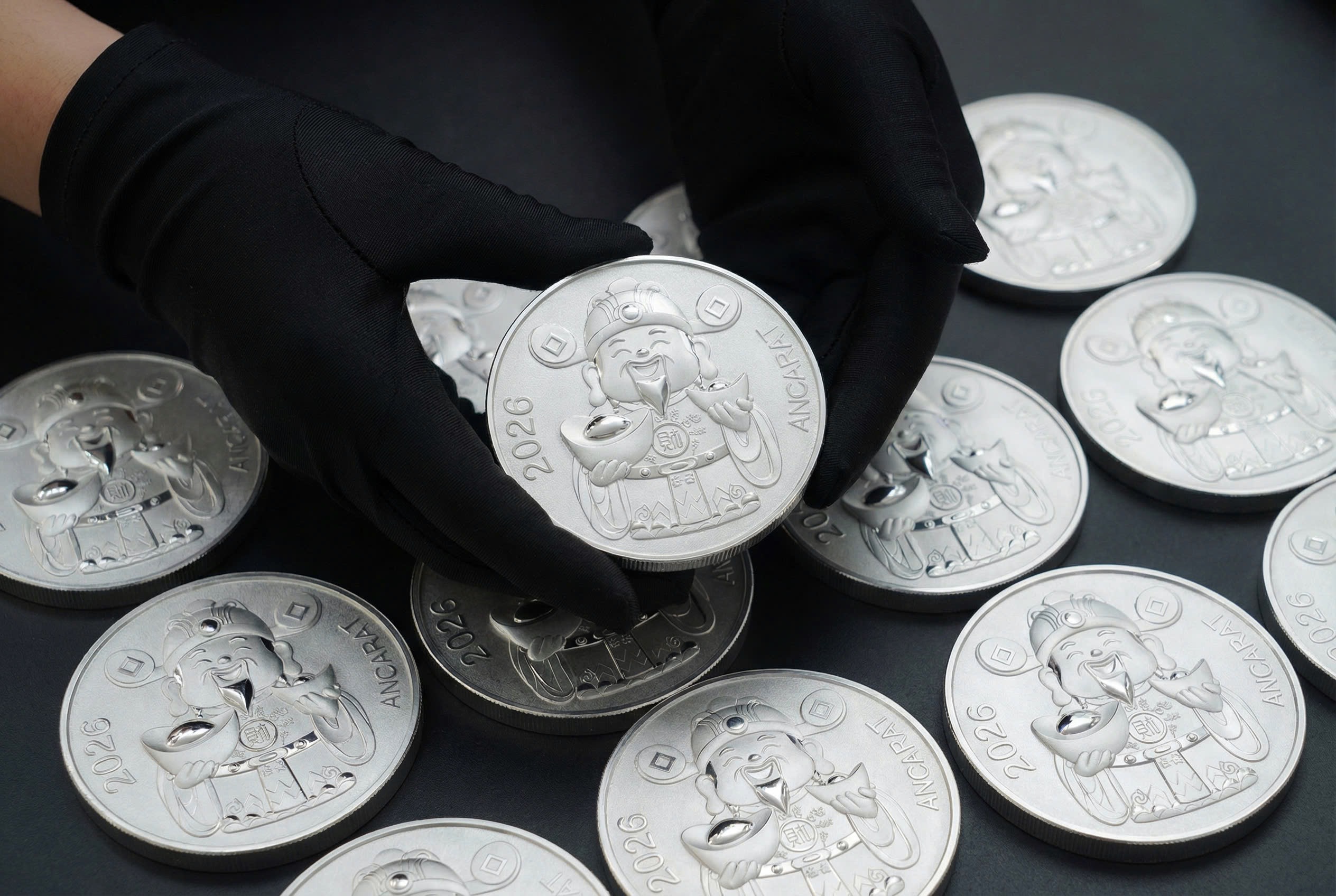 Giá vàng bật tăng mạnh - Ảnh 2.