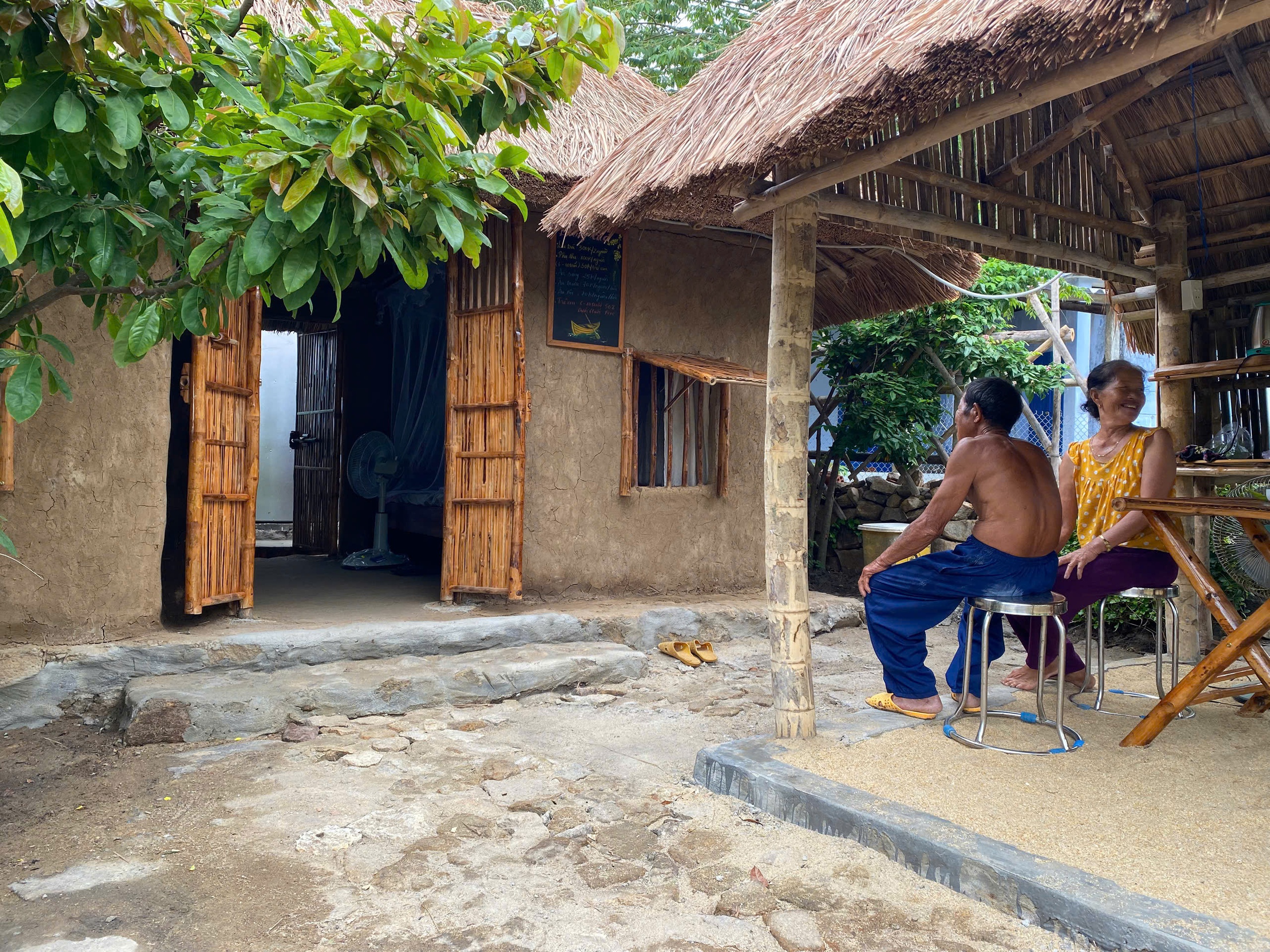 Nhà tranh vách đất ở làng Gò Cỏ, kéo ký ức xưa cũ ùa về - Ảnh 14.