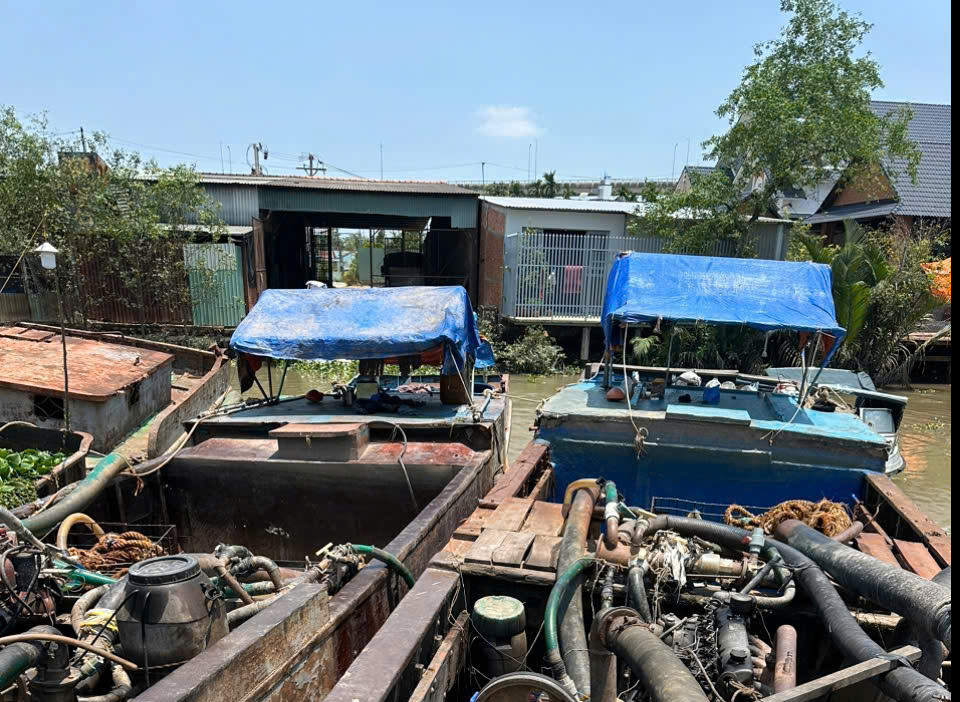 6 người nhảy xuống kênh Bảo Định bỏ trốn khi bị truy đuổi, 4 tàu hút cát bị tạm giữ - Ảnh 1.