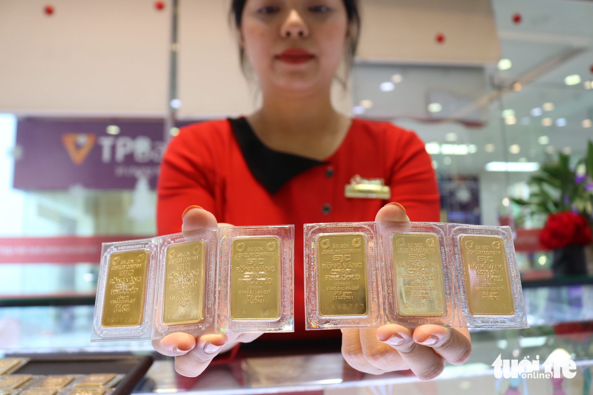 Giá vàng trong nước cao hơn thế giới gần 30 triệu đồng/lượng - Ảnh 1.