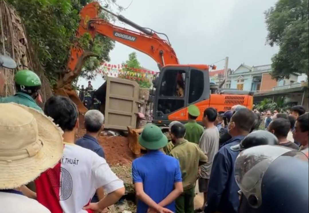 Xe đầu kéo lấn làn mất lái, lật đè bẹp ô tô con và xe máy, hai người tử vong - Ảnh 1.