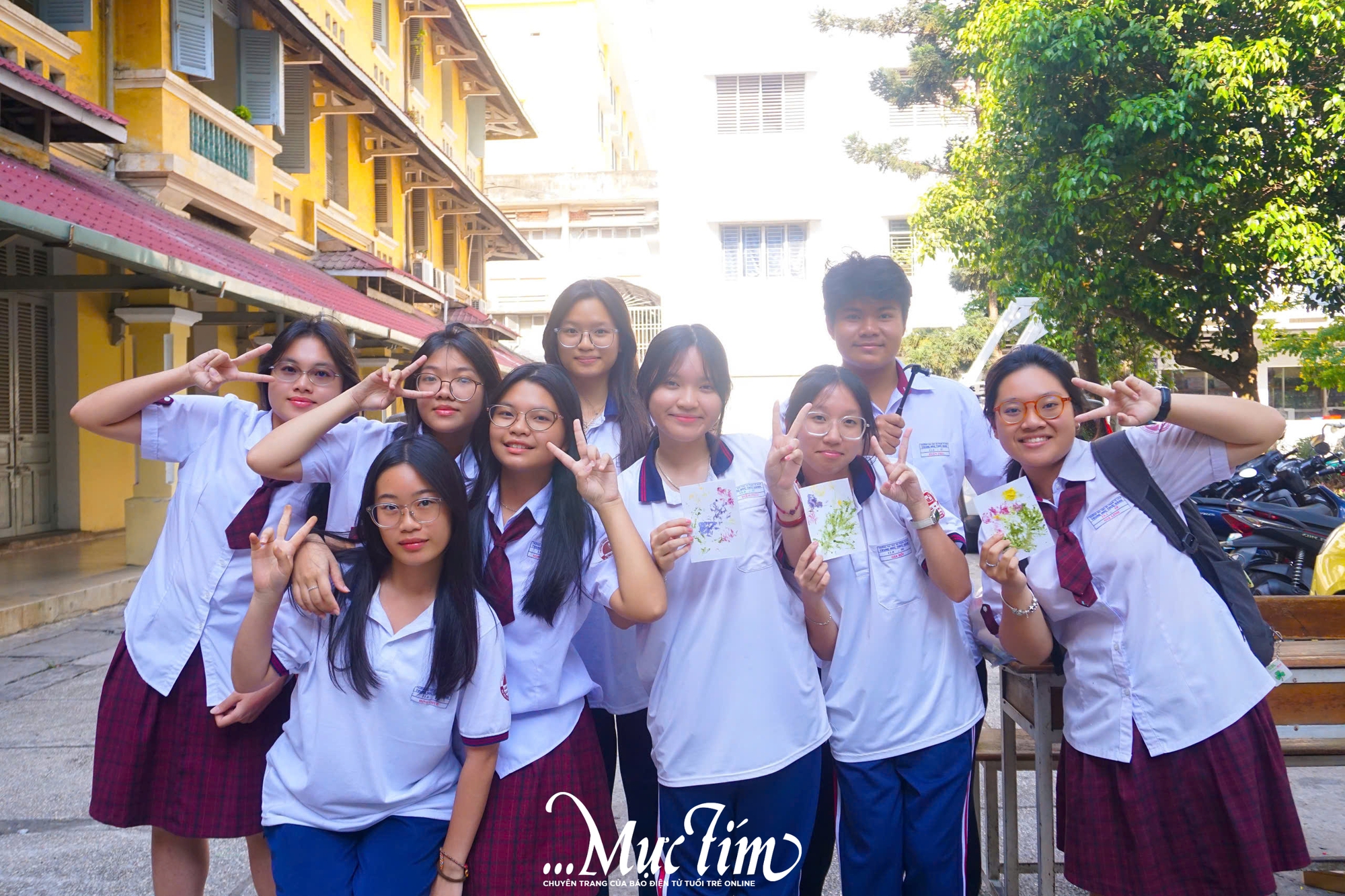 Học sinh Trường Trung học Thực hành Đại học Sư phạm ‘in dấu giờ xanh’ hưởng ứng Giờ Trái Đất- Ảnh 1. Học sinh Trường Trung học Thực hành Đại học Sư phạm ‘in dấu giờ xanh’ hưởng ứng Giờ Trái Đất- Ảnh 1.