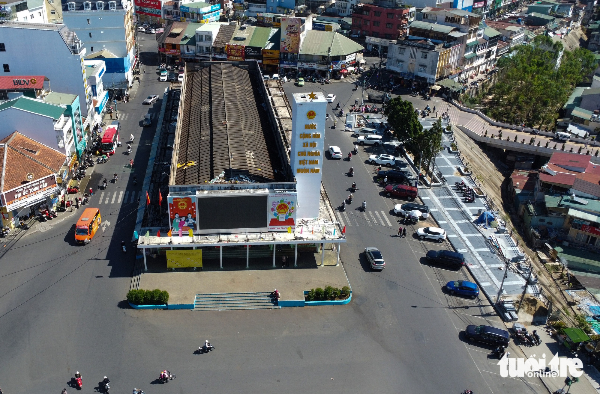 Rạp Hòa Bình Đà Lạt và nhiều biệt thự công đang bị hư hại - Ảnh 1.