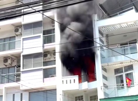 Cháy nhà ở trung tâm Nha Trang, hàng chục cảnh sát được huy động - Ảnh 1. Nha Trang - Ảnh 1.