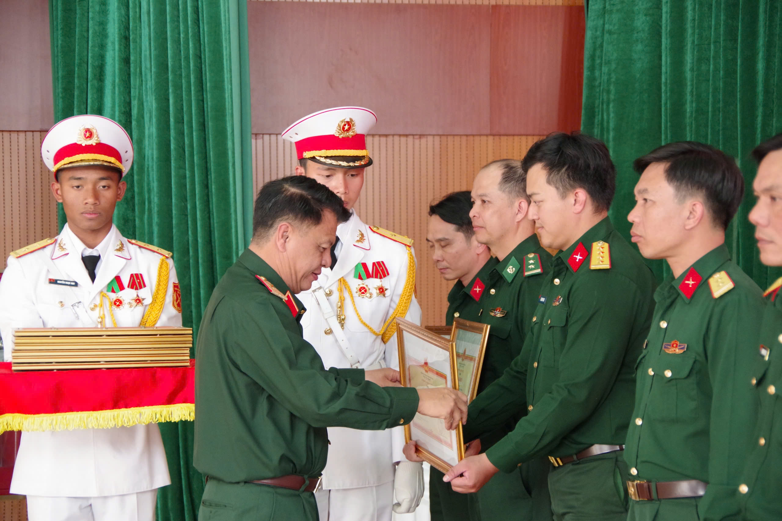 'Xuân chiến sĩ' giúp đỡ đồng bào biên giới, giữ vững an ninh quốc phòng - Ảnh 1.