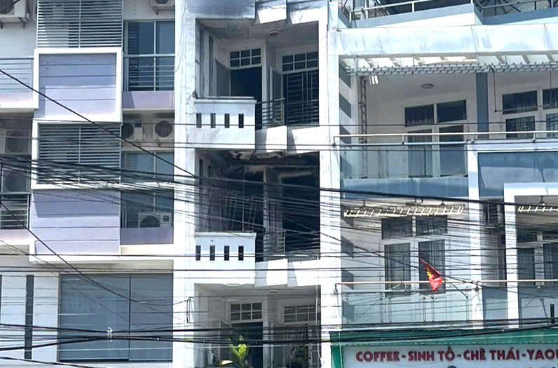 Cháy nhà ở trung tâm Nha Trang, hàng chục cảnh sát được huy động - Ảnh 2. Nha Trang - Ảnh 2.