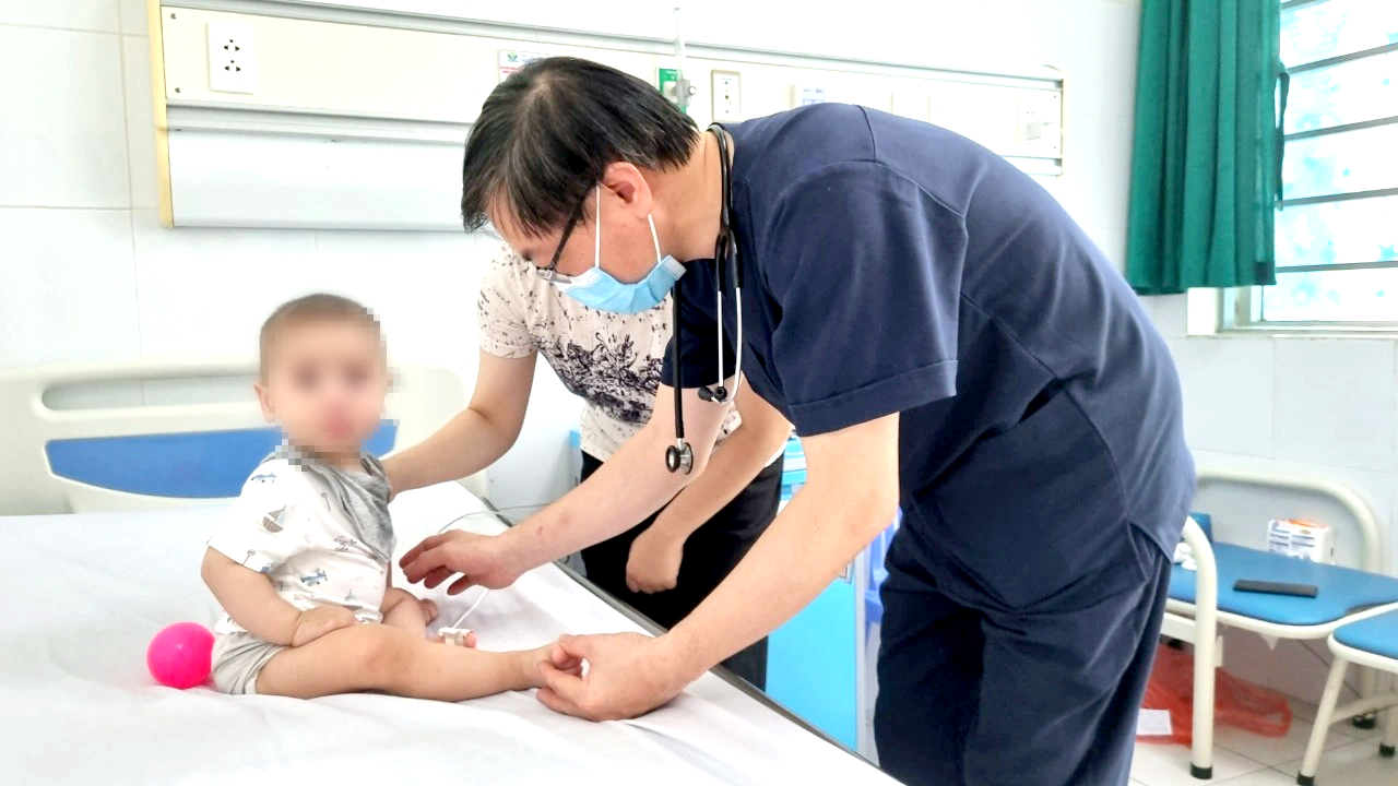 3 tháng gần 25.000 ca mắc tay chân miệng, 4 ca tử vong: Bộ Y tế chỉ đạo khẩn - Ảnh 1.