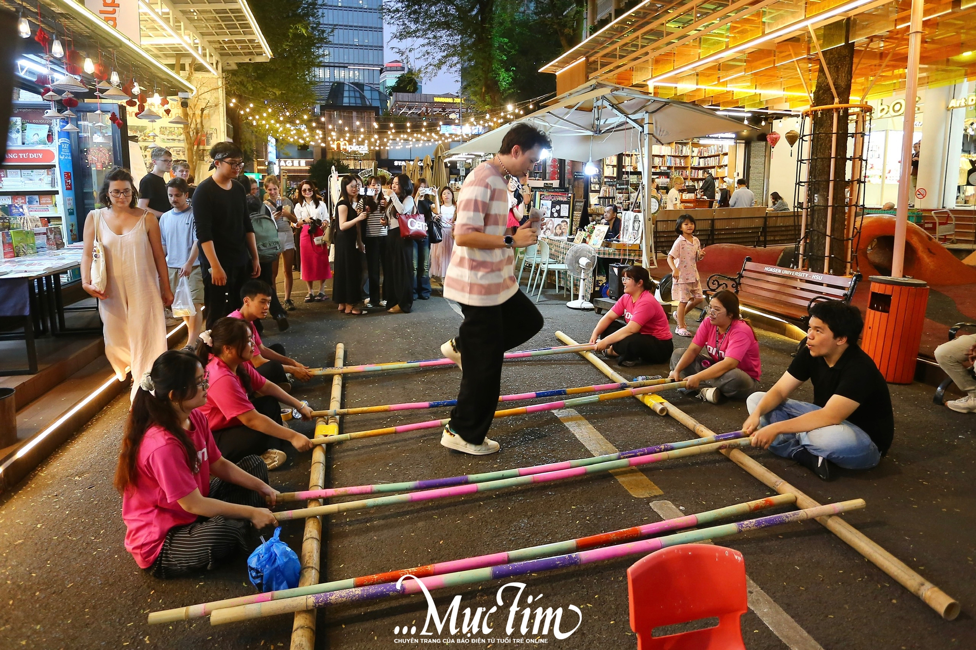 Đa dạng hoạt động giải trí buổi đêm hấp dẫn tại Đường sách TP.HCM- Ảnh 1.