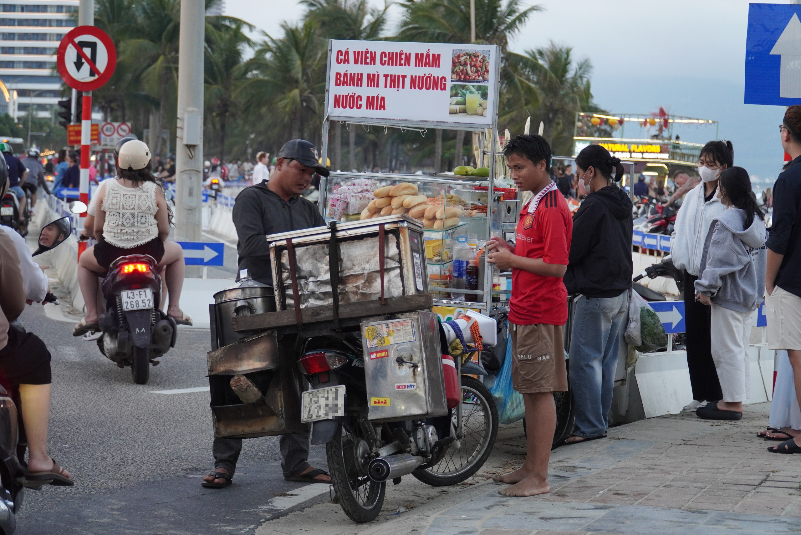 Hàng rong vẫn 'tung hoành' trên đường du lịch ven biển Đà Nẵng - Ảnh 1.