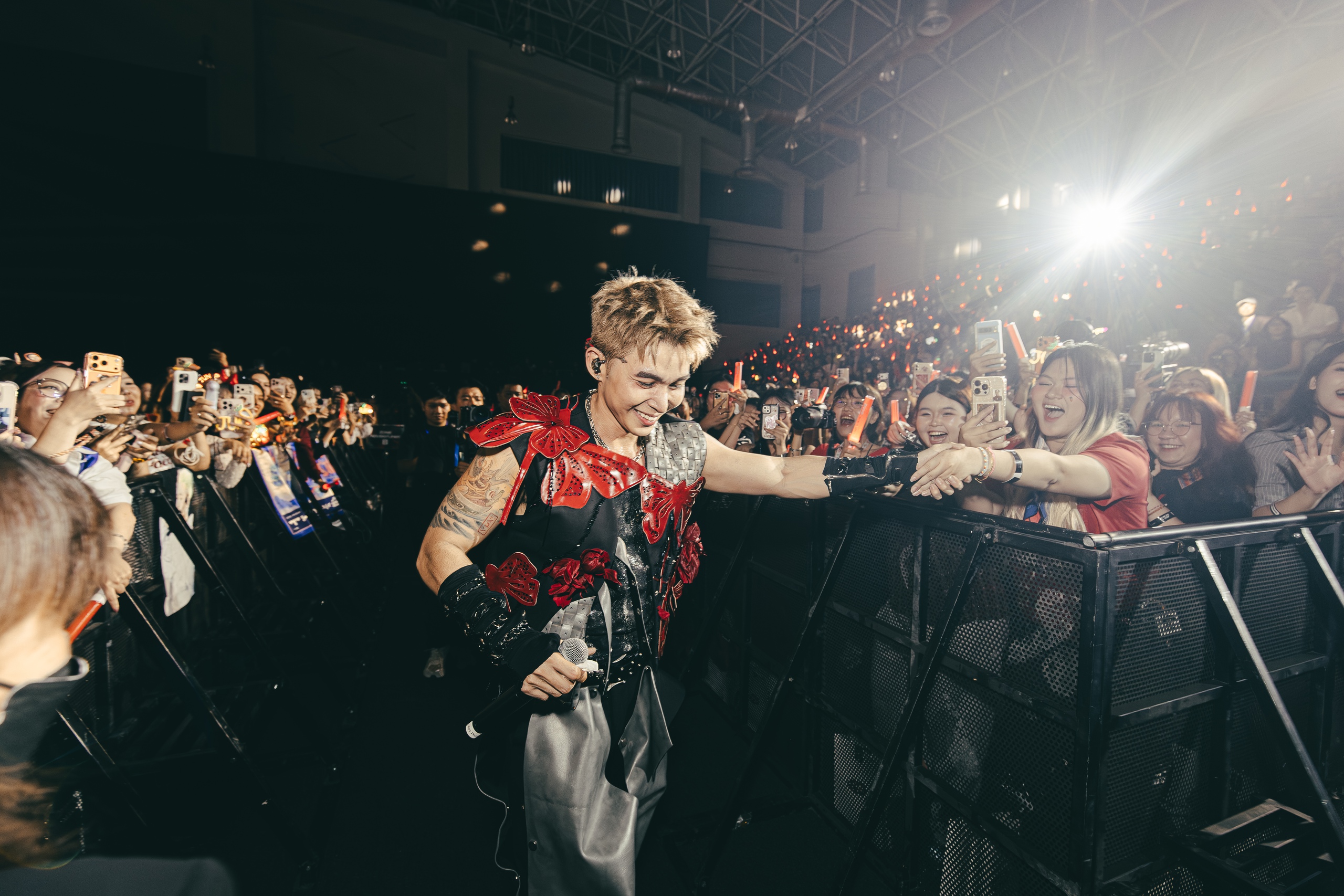 26 trái tim nhỏ được cứu từ chương trình Jun Phạm J-UNZIP Showcase - Ảnh 7. Jun Phạm - Ảnh 5.