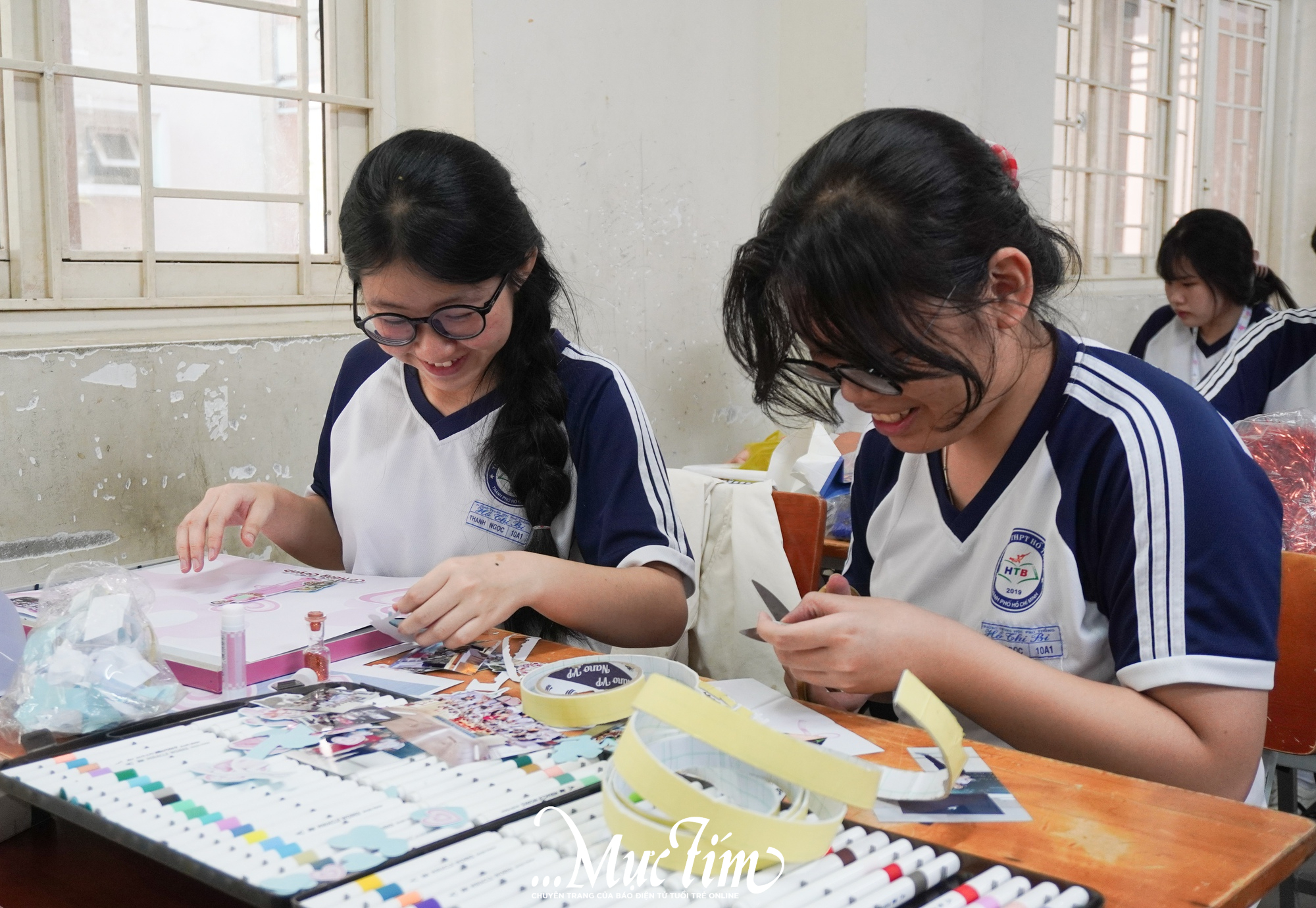 Học sinh Trường THPT Hồ Thị Bi 'gói' thanh xuân trong khung hình tập thể- Ảnh 1.