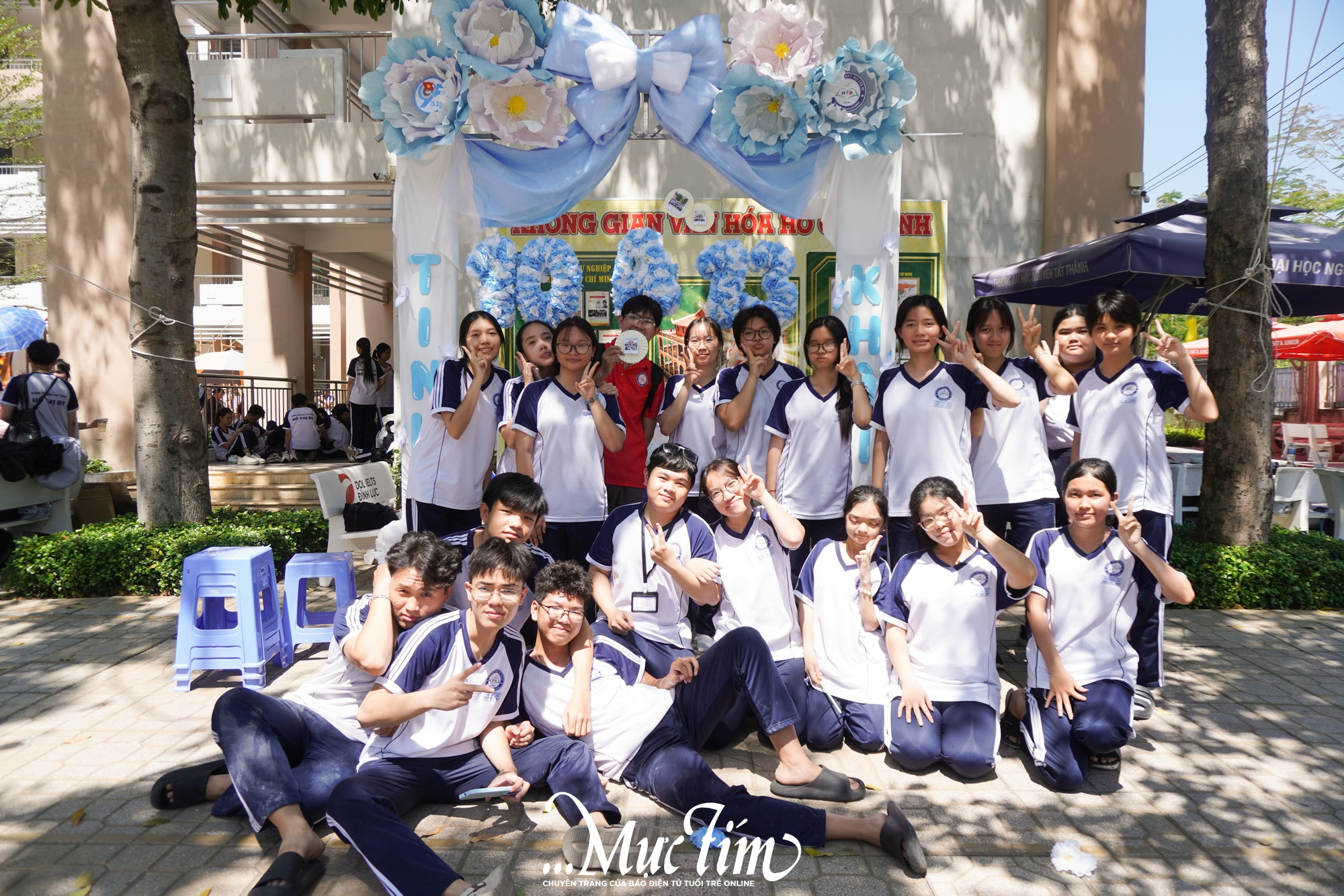 Học sinh Trường THPT Hồ Thị Bi 'gói' thanh xuân trong khung hình tập thể- Ảnh 10.