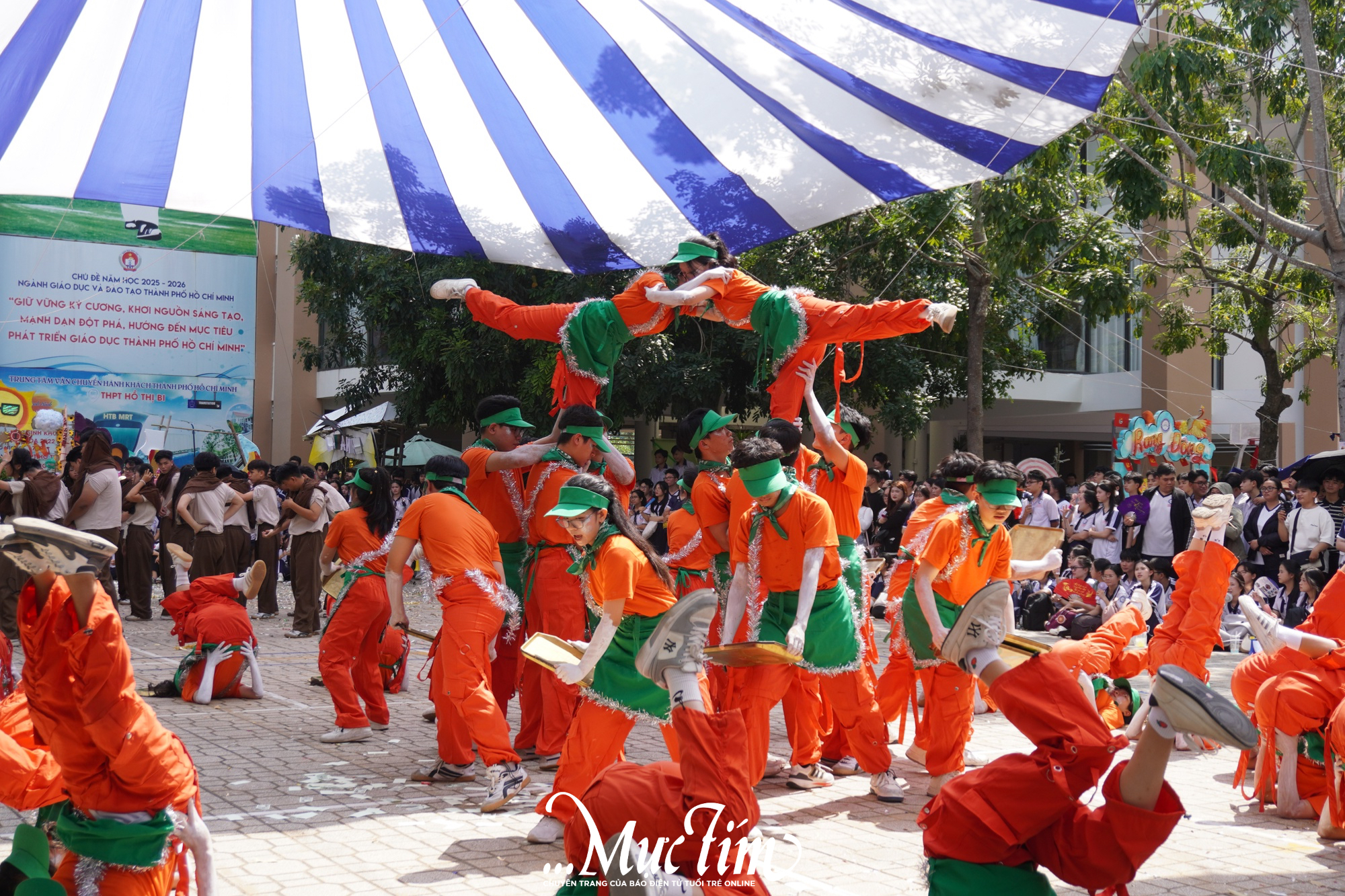 Học sinh Trường THPT Hồ Thị Bi 'gói' thanh xuân trong khung hình tập thể- Ảnh 16.