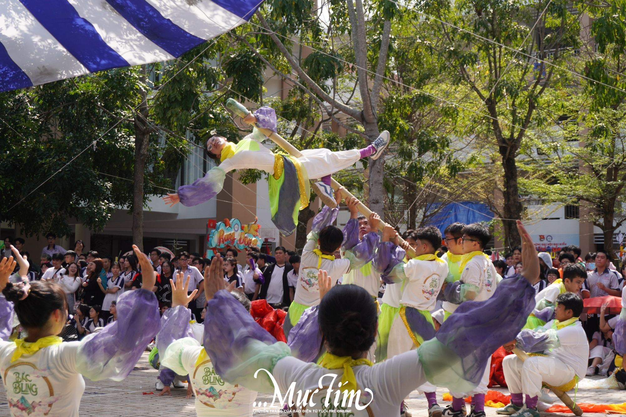 Học sinh Trường THPT Hồ Thị Bi 'gói' thanh xuân trong khung hình tập thể- Ảnh 17.