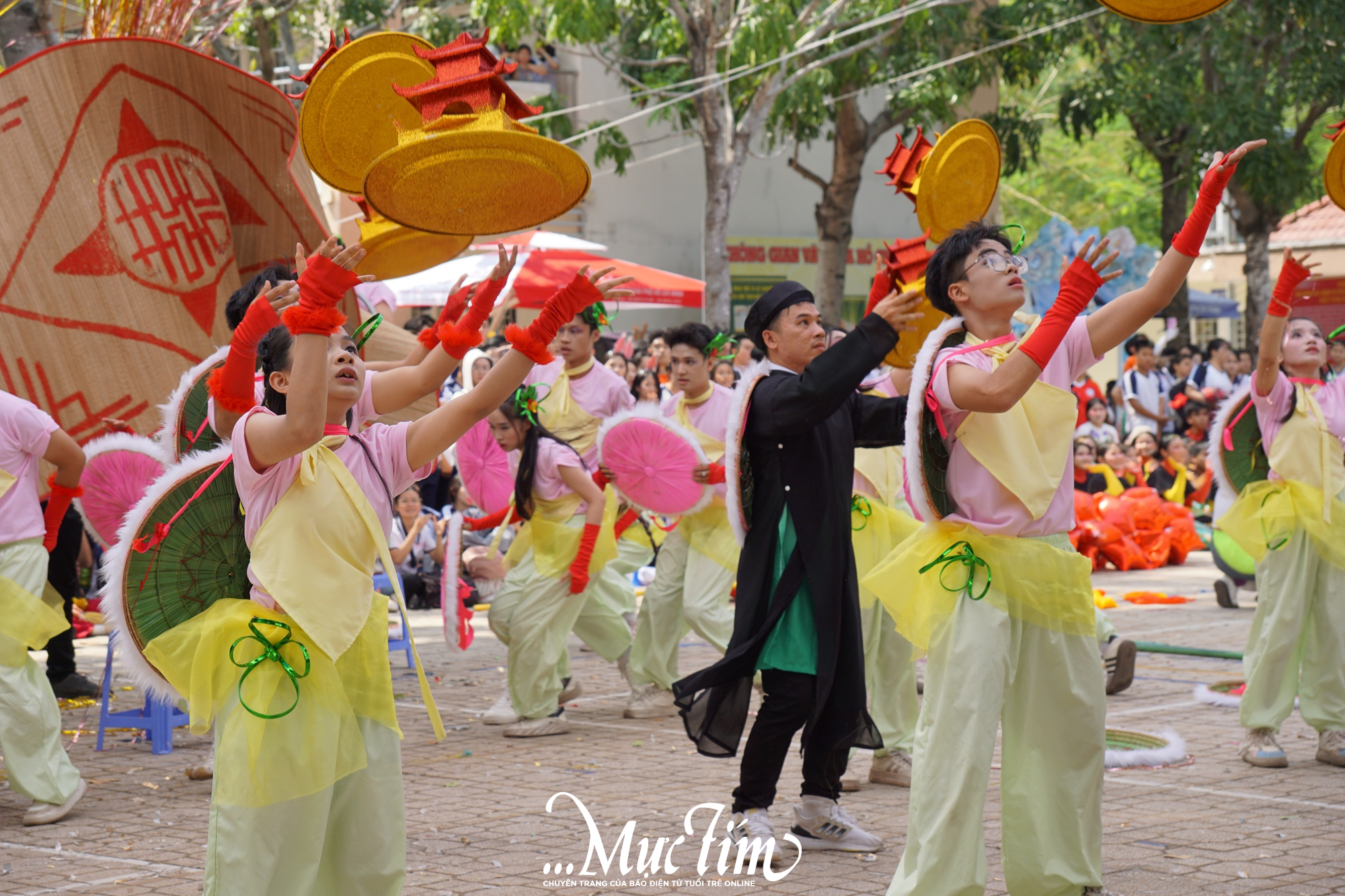 Học sinh Trường THPT Hồ Thị Bi 'gói' thanh xuân trong khung hình tập thể- Ảnh 18.