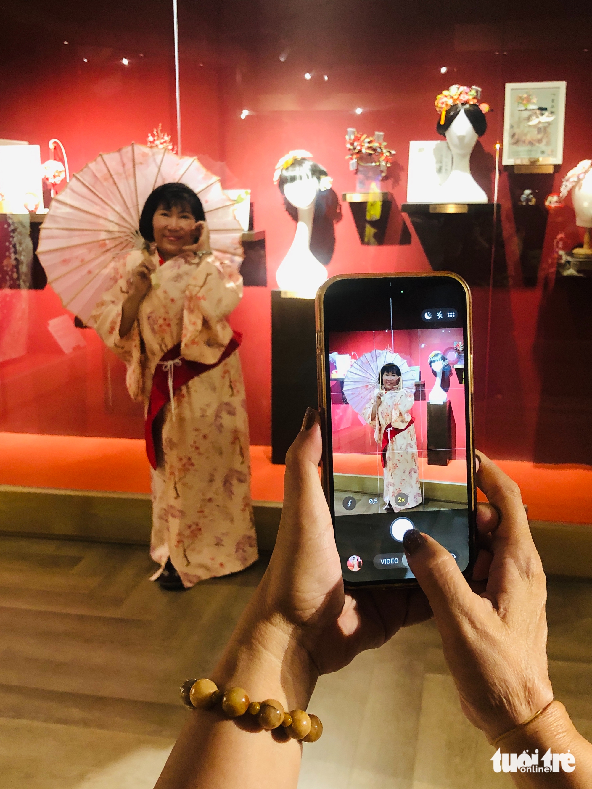 Lớp học đặc biệt giúp nạn nhân da cam lưu giữ khoảnh khắc bằng điện thoại - Ảnh 6.