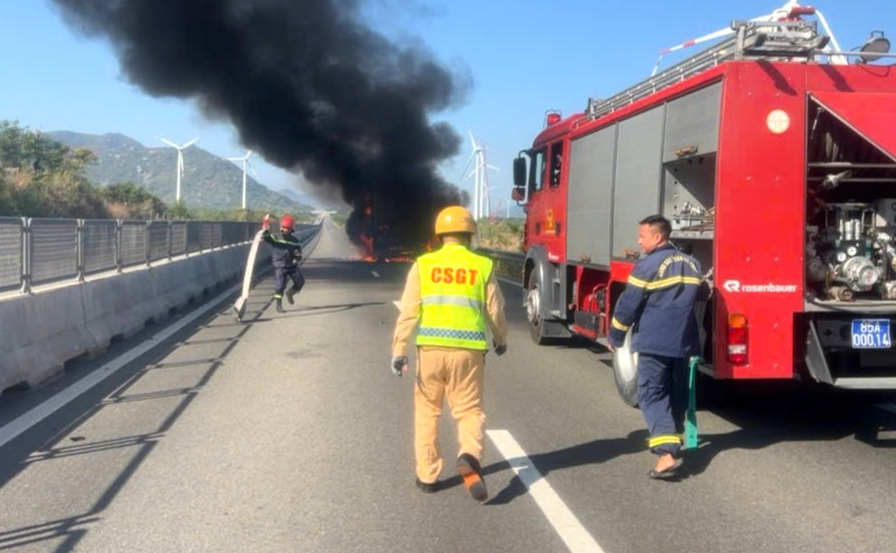 Xe tải bốc cháy trên cao tốc Cam Lâm - Vĩnh Hảo, cột khói đen cao hàng chục mét - Ảnh 1. cao tốc - Ảnh 1.