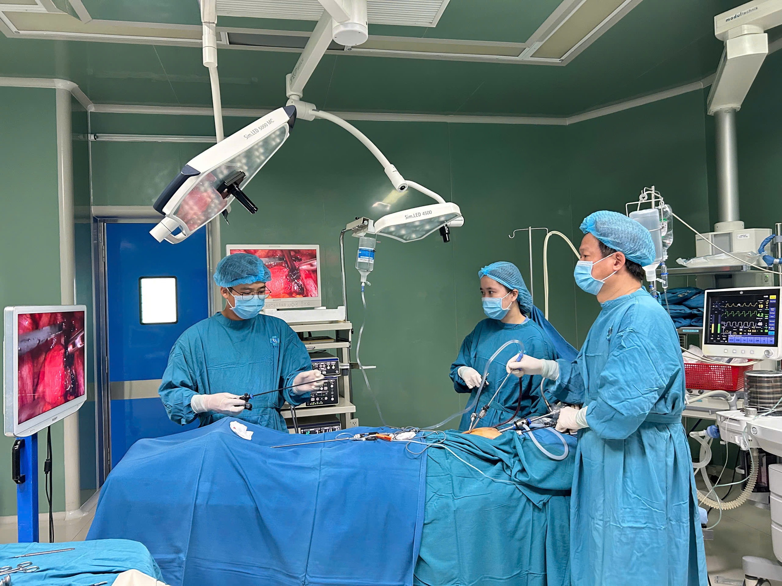 Cứu sản phụ mang song thai, một thai trong tử cung, một thai ngoài tử cung đã vỡ - Ảnh 1.