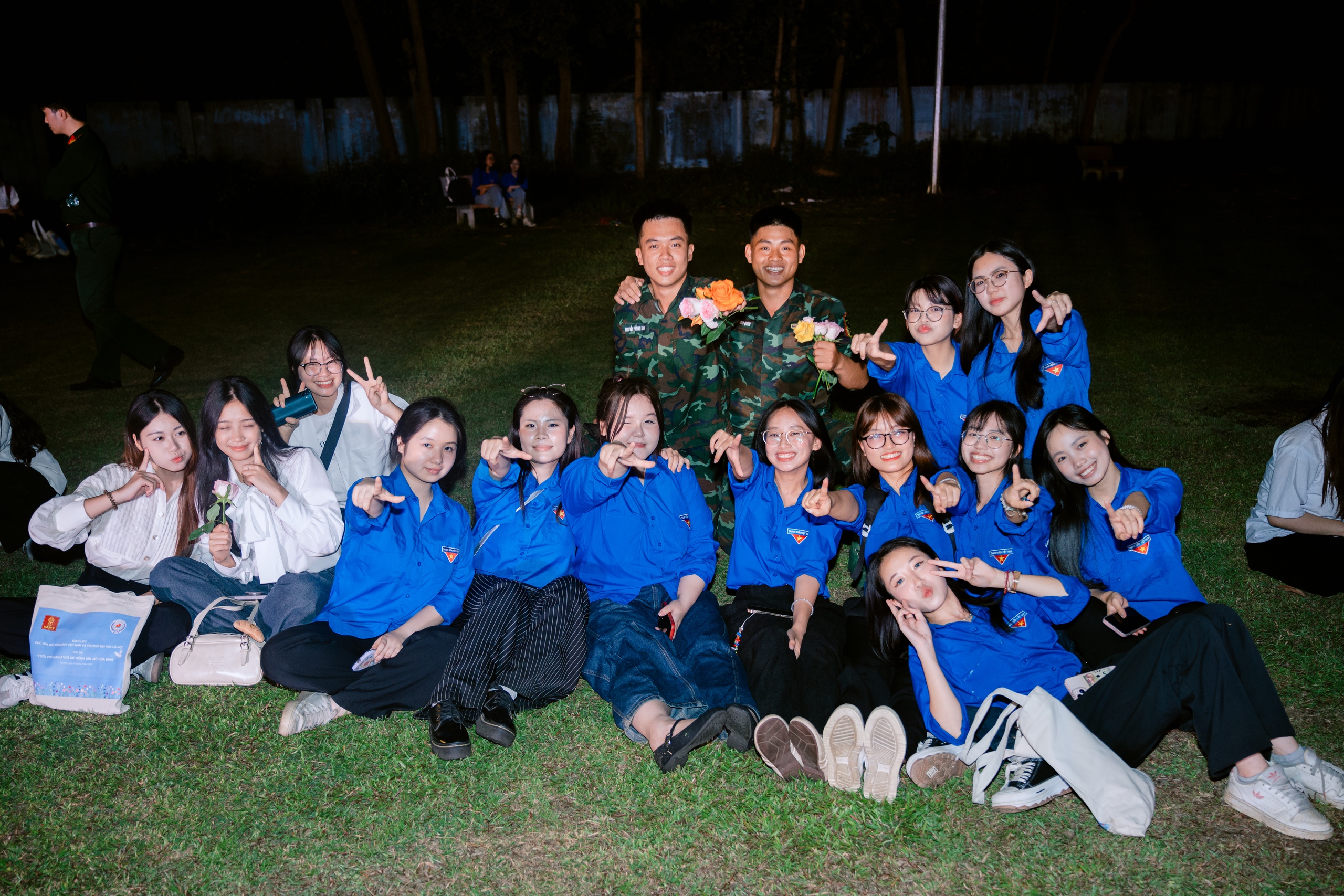 Sinh viên thích thú xem đặc công biểu diễn, ăn cơm bộ đội và nghe chuyện gìn giữ hòa bình - Ảnh 4.