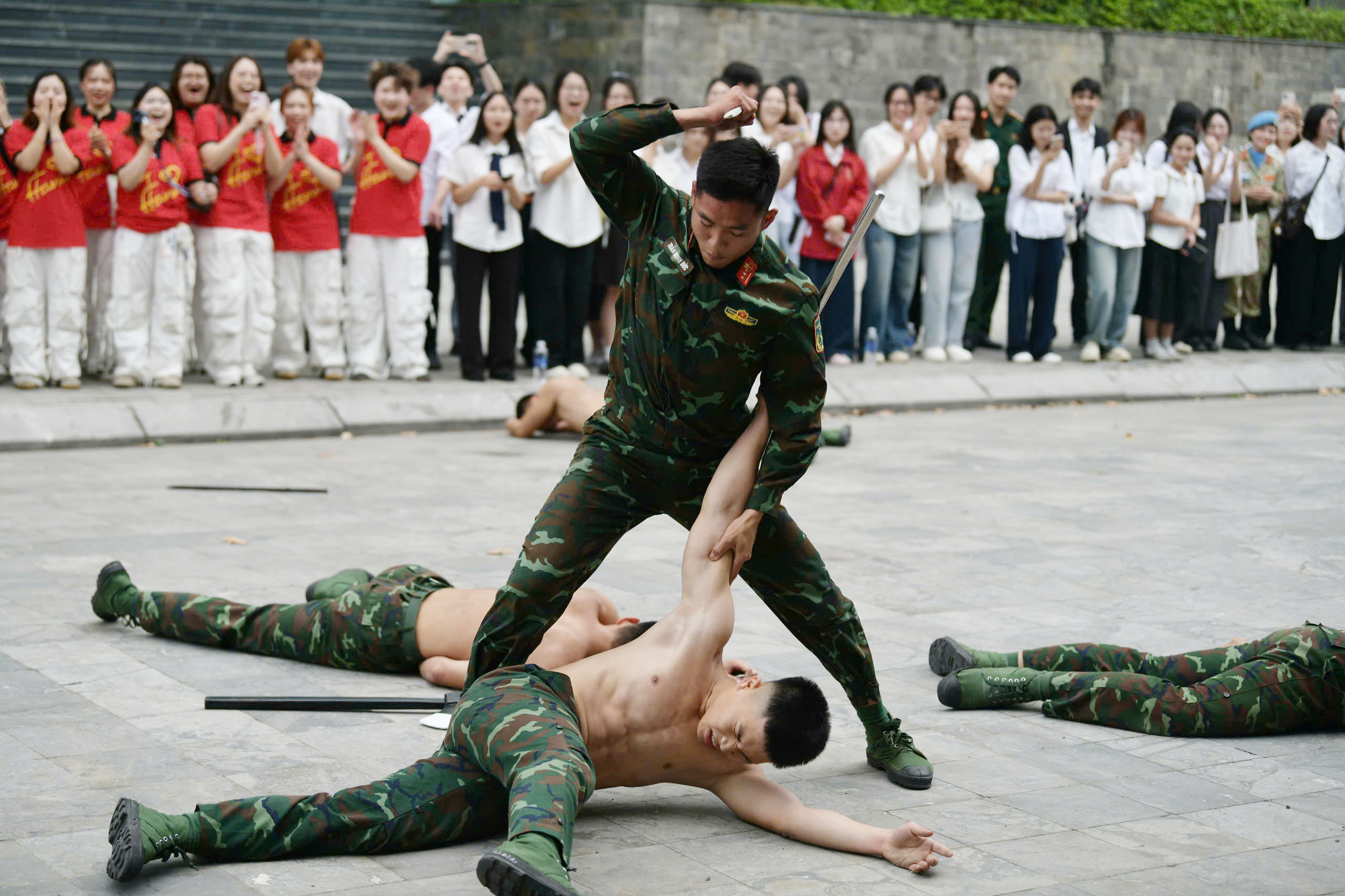 Sinh viên thích thú xem đặc công biểu diễn, ăn cơm bộ đội và nghe chuyện gìn giữ hòa bình - Ảnh 1.