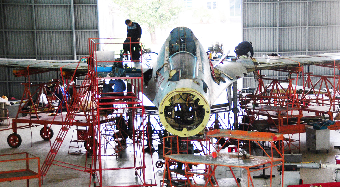 nhà máy sửa tiêm kích - Ảnh 1.